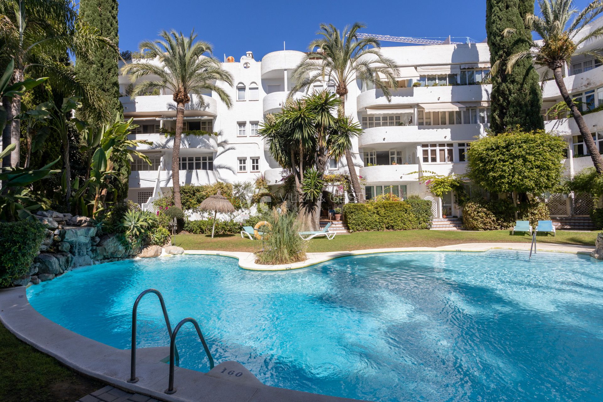 Estupendo apartamento en la Milla de Oro,  Marbella Real con orientacion sur.