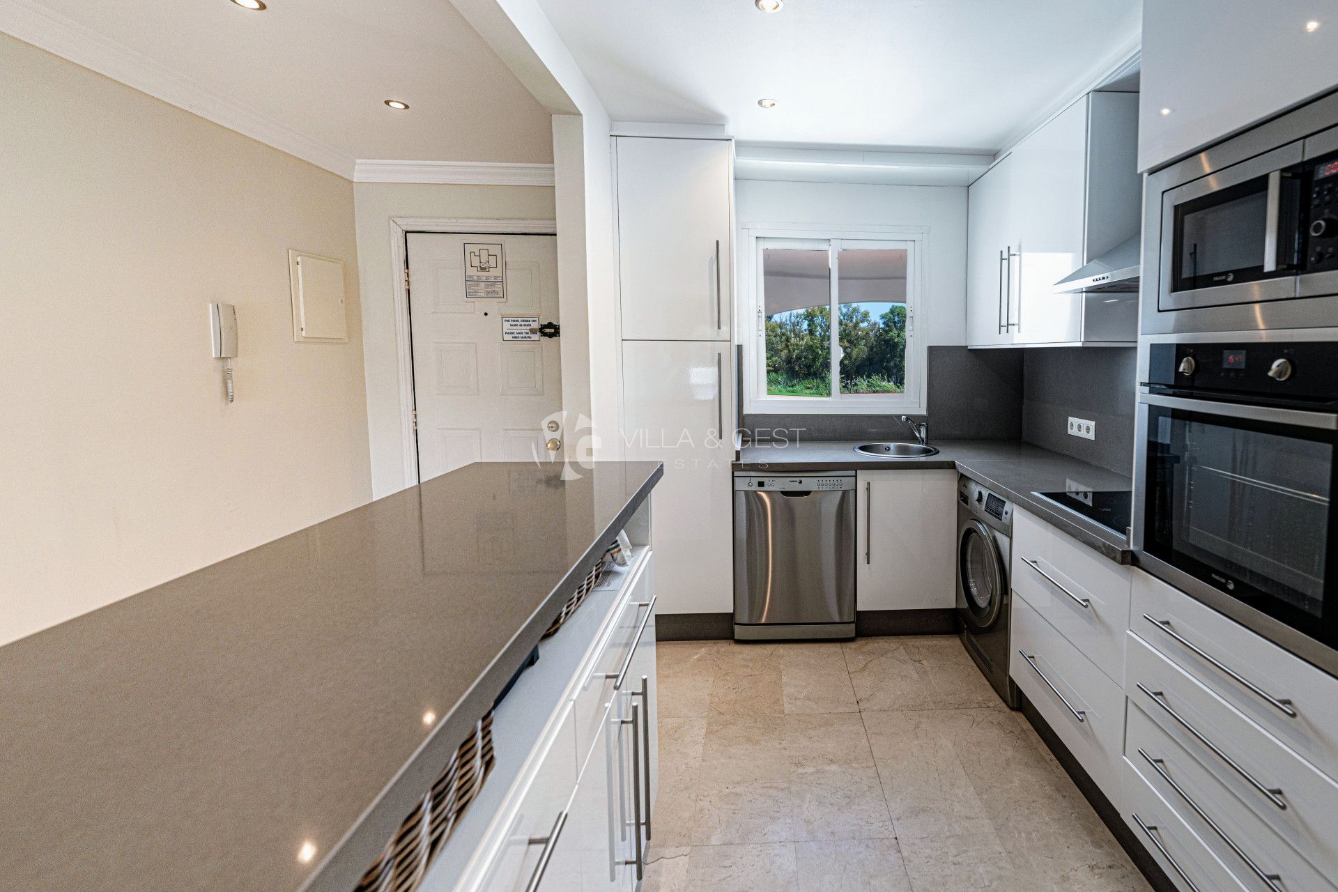 Spacious renovated 2-bedroom apartment in beachfront development on the New Golden Mile