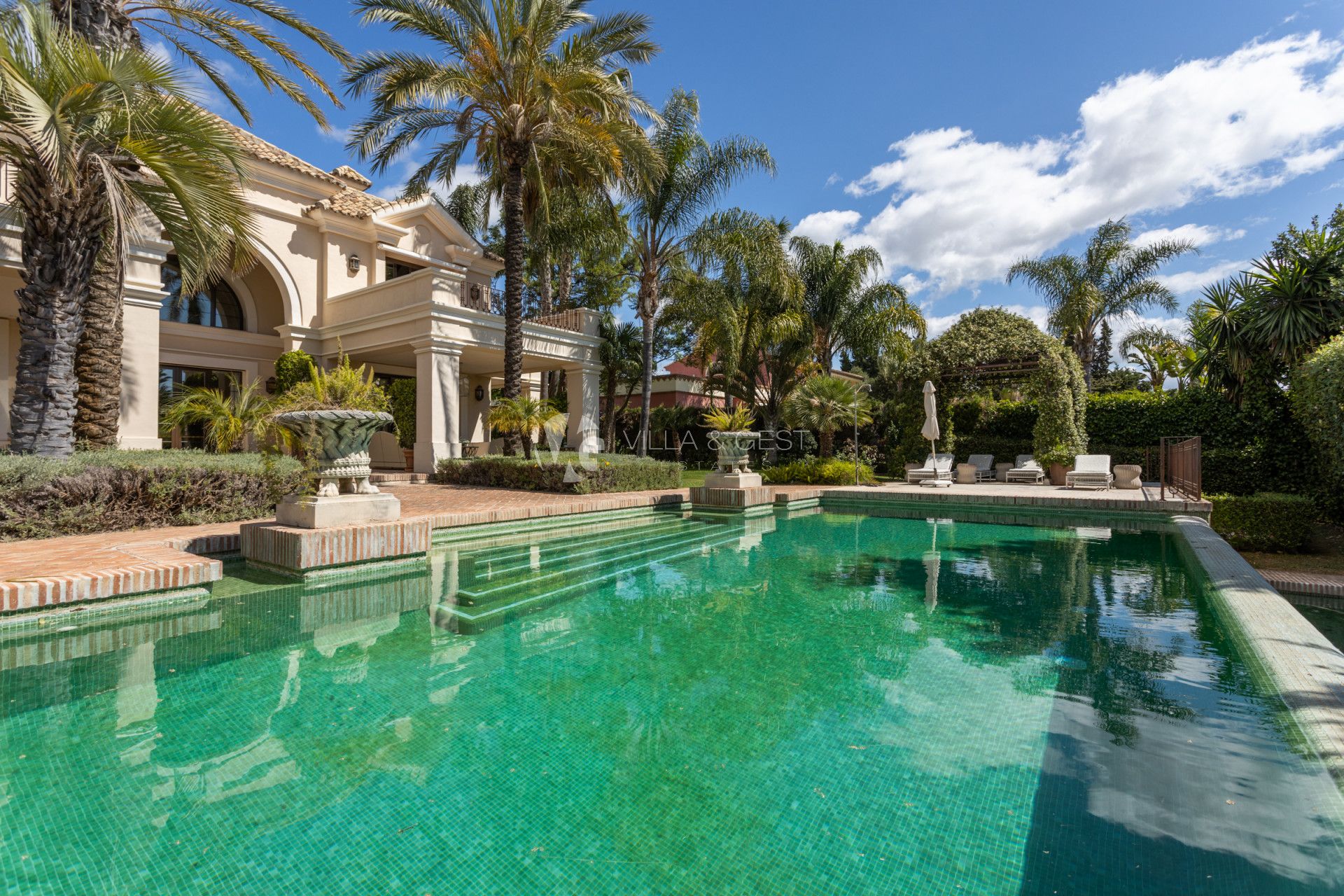 GORGEOUS VILLA ON SALE IN GUADALMINA BAJA