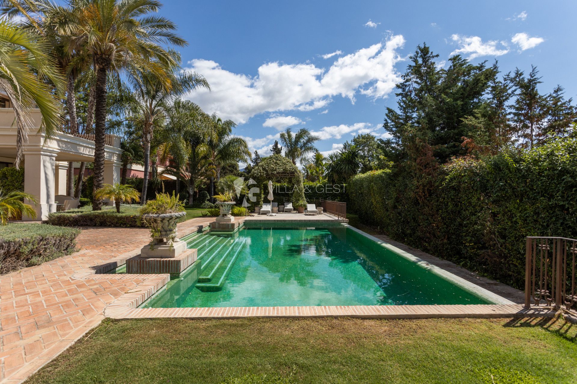 MAGNÍFICA VILLA EN VENTA EN GUADALMINA BAJA