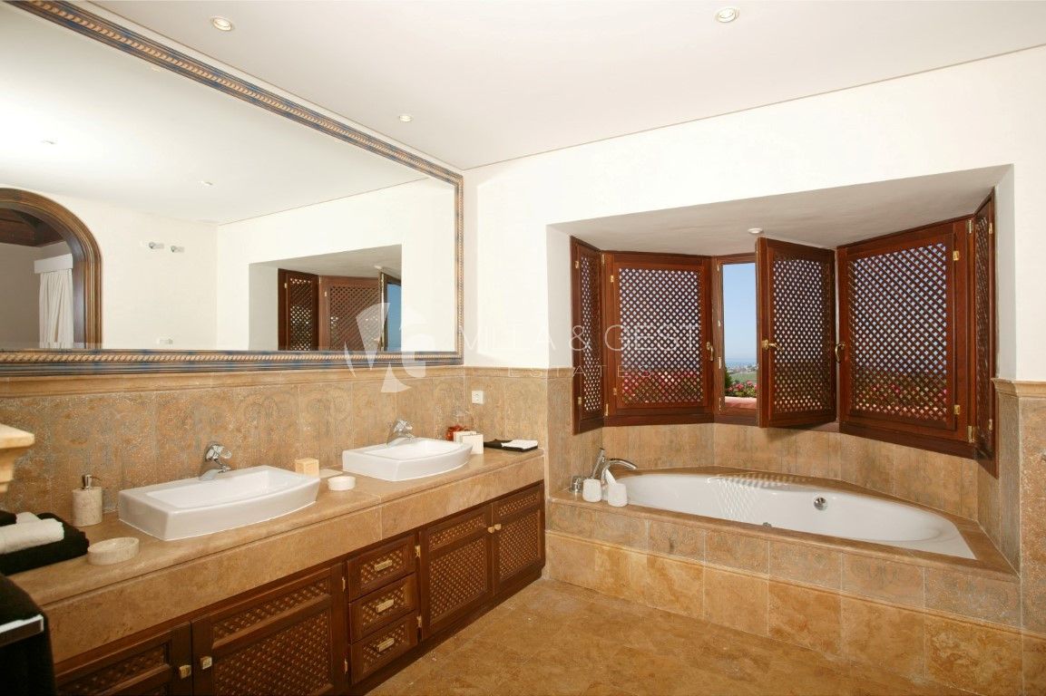 AWESOME CLASIC STYLE VILLA IN ATALAYA