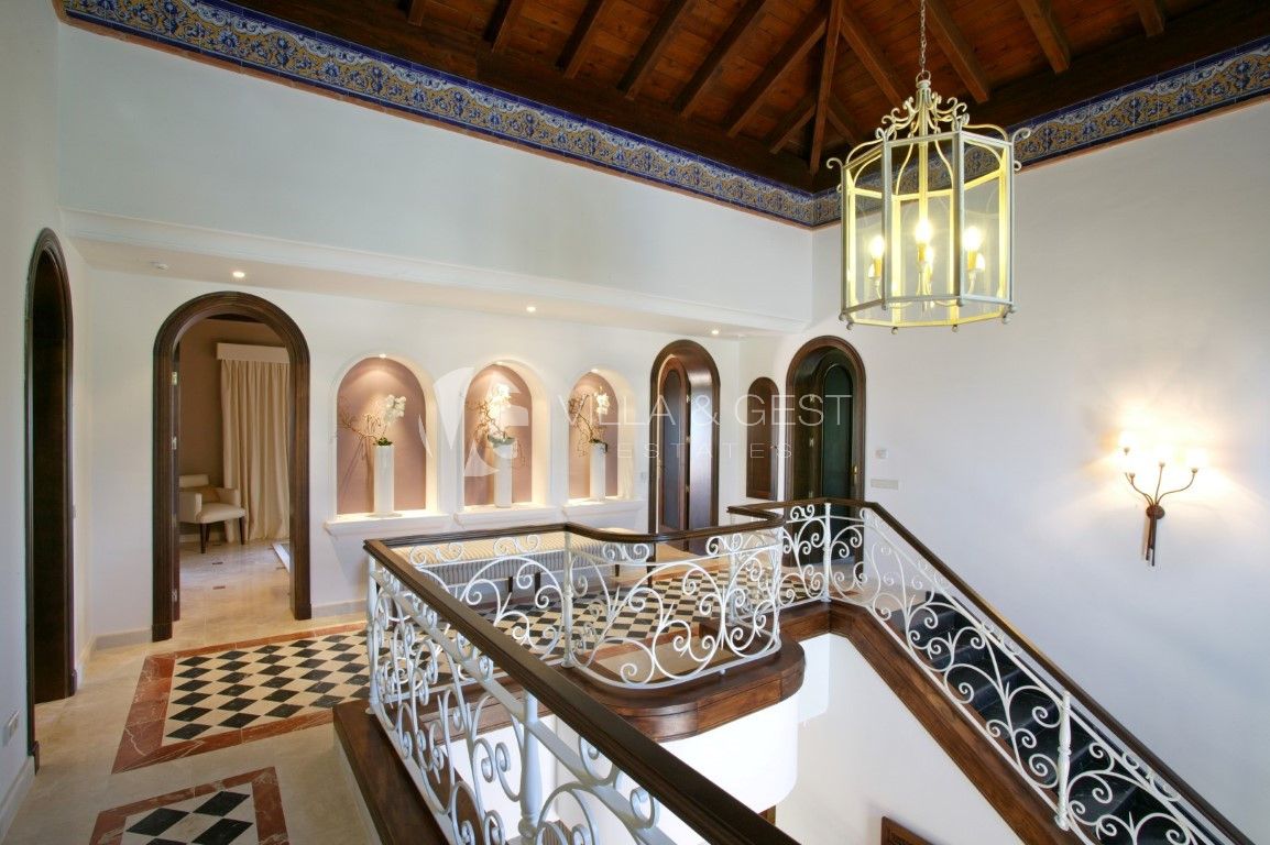 ESPECTACULAR VILLA EN ATALAYA