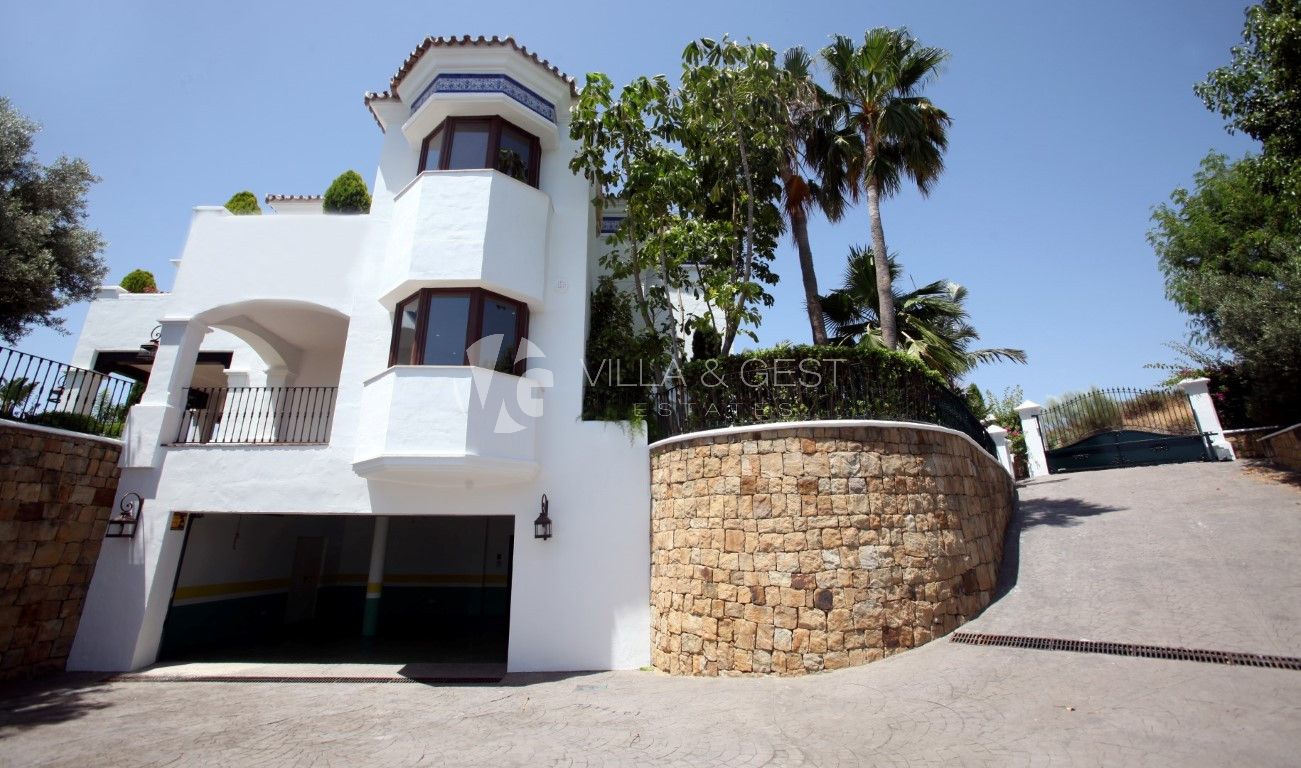 AWESOME CLASIC STYLE VILLA IN ATALAYA