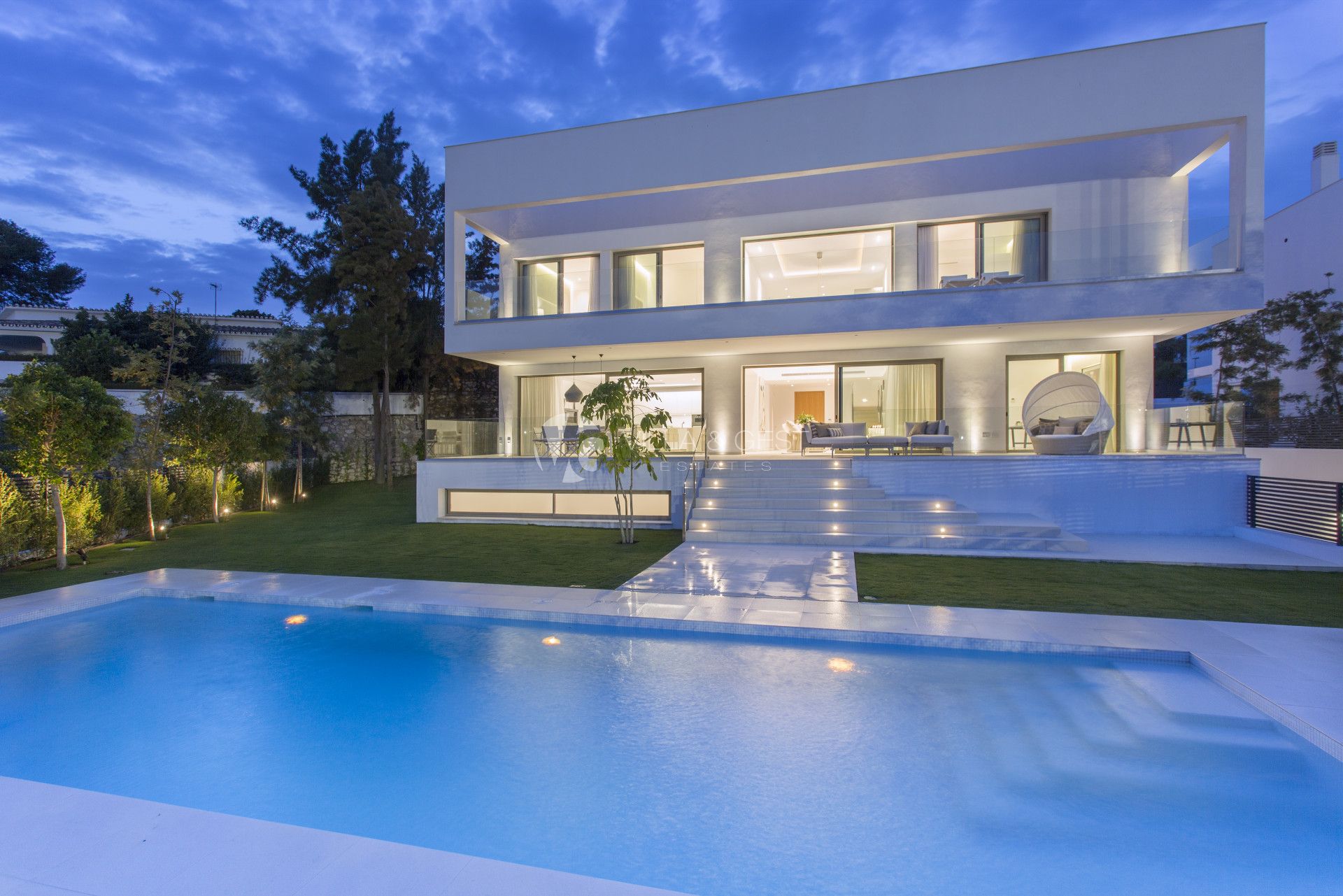 Private villas in Guadalmina Baja-casasola