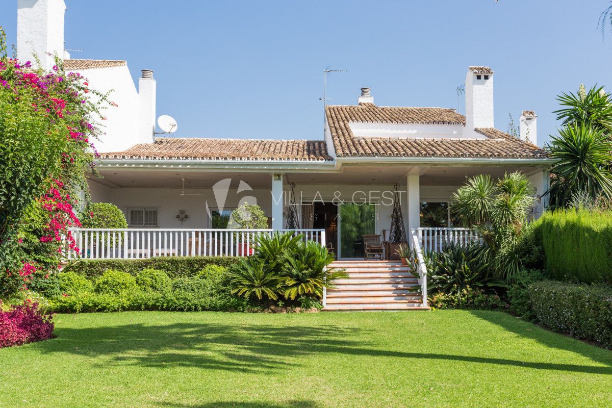 En exclusiva, estupenda casa adosada en Guadalmina Baja.