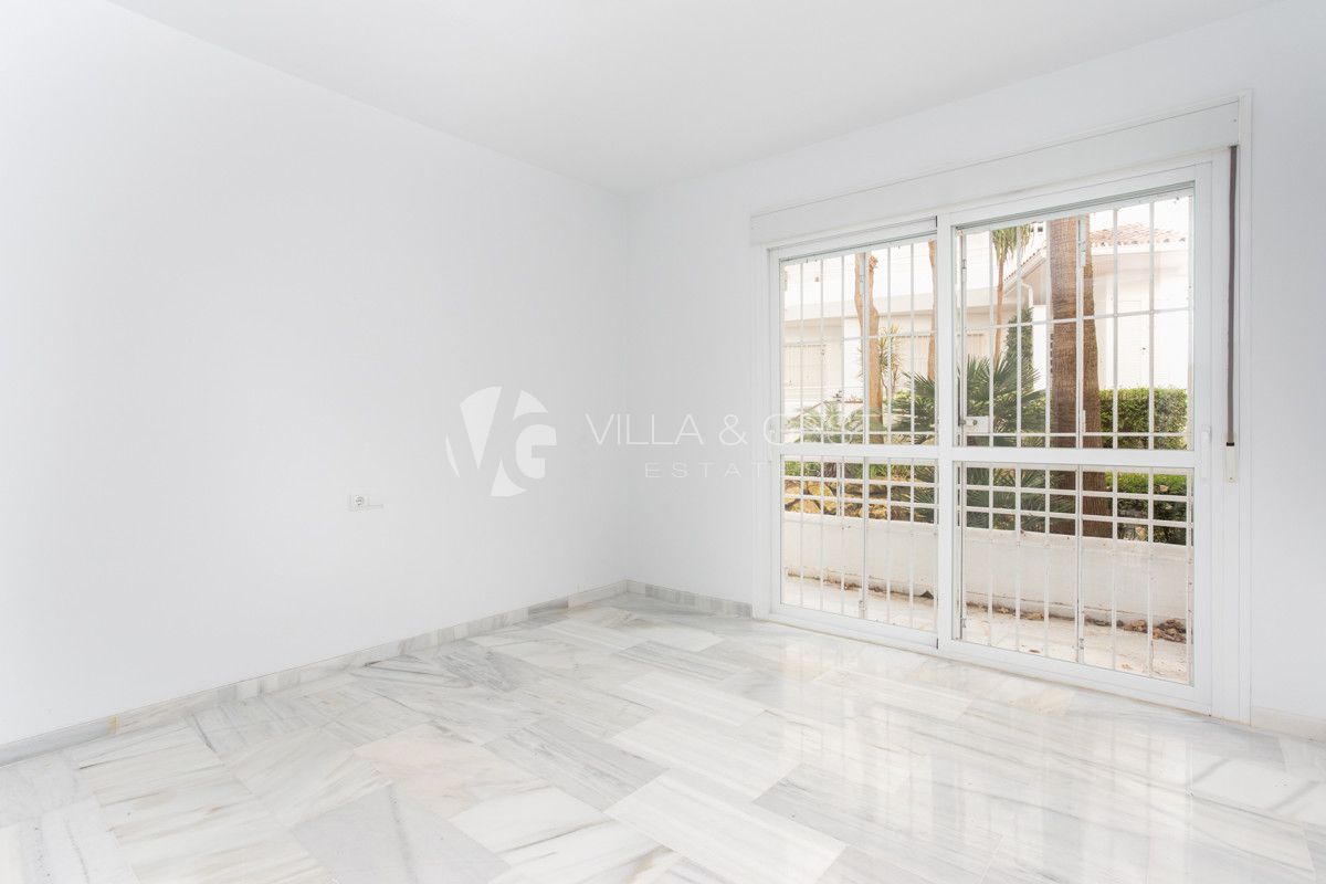 APARTAMENTO GUADALMINA BAJA, FRENTE AL GOLF CON JARDÍN