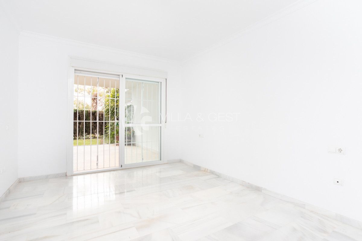 APARTAMENTO GUADALMINA BAJA, FRENTE AL GOLF CON JARDÍN