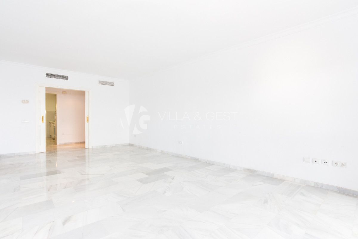 APARTAMENTO GUADALMINA BAJA, FRENTE AL GOLF CON JARDÍN