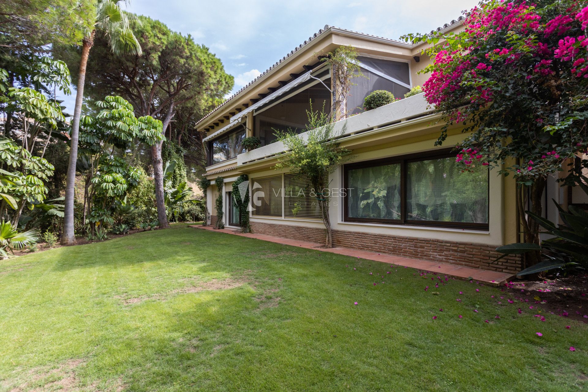 Estupenda  Villa en Calahonda, Mijas Costa, con amplia parcela.