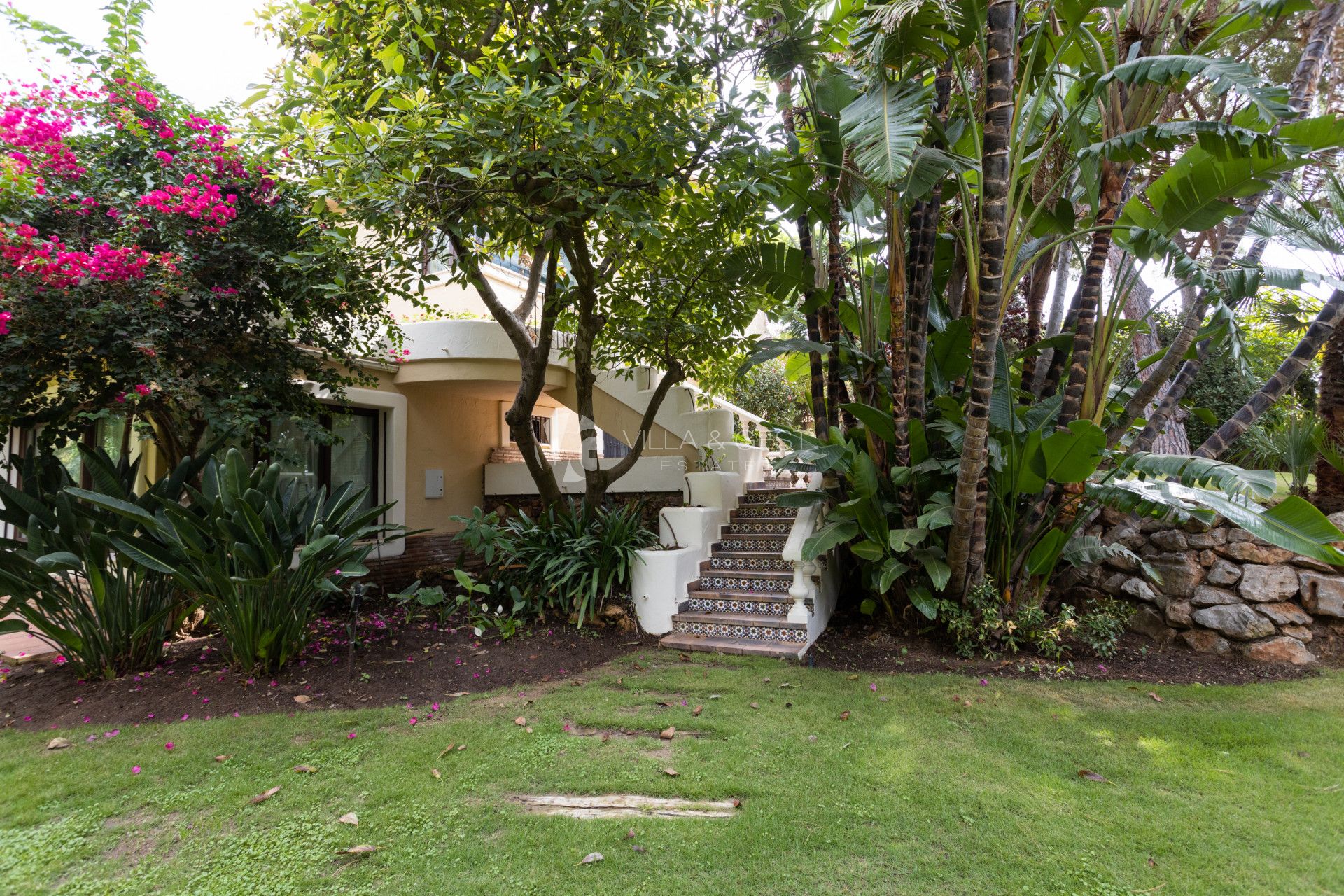 Estupenda  Villa en Calahonda, Mijas Costa, con amplia parcela.