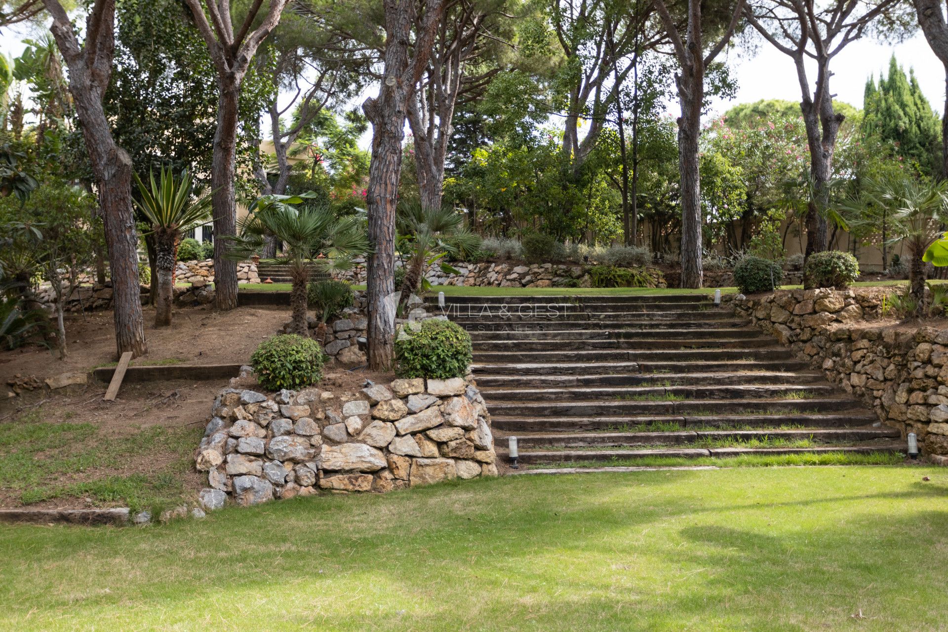 Estupenda  Villa en Calahonda, Mijas Costa, con amplia parcela.