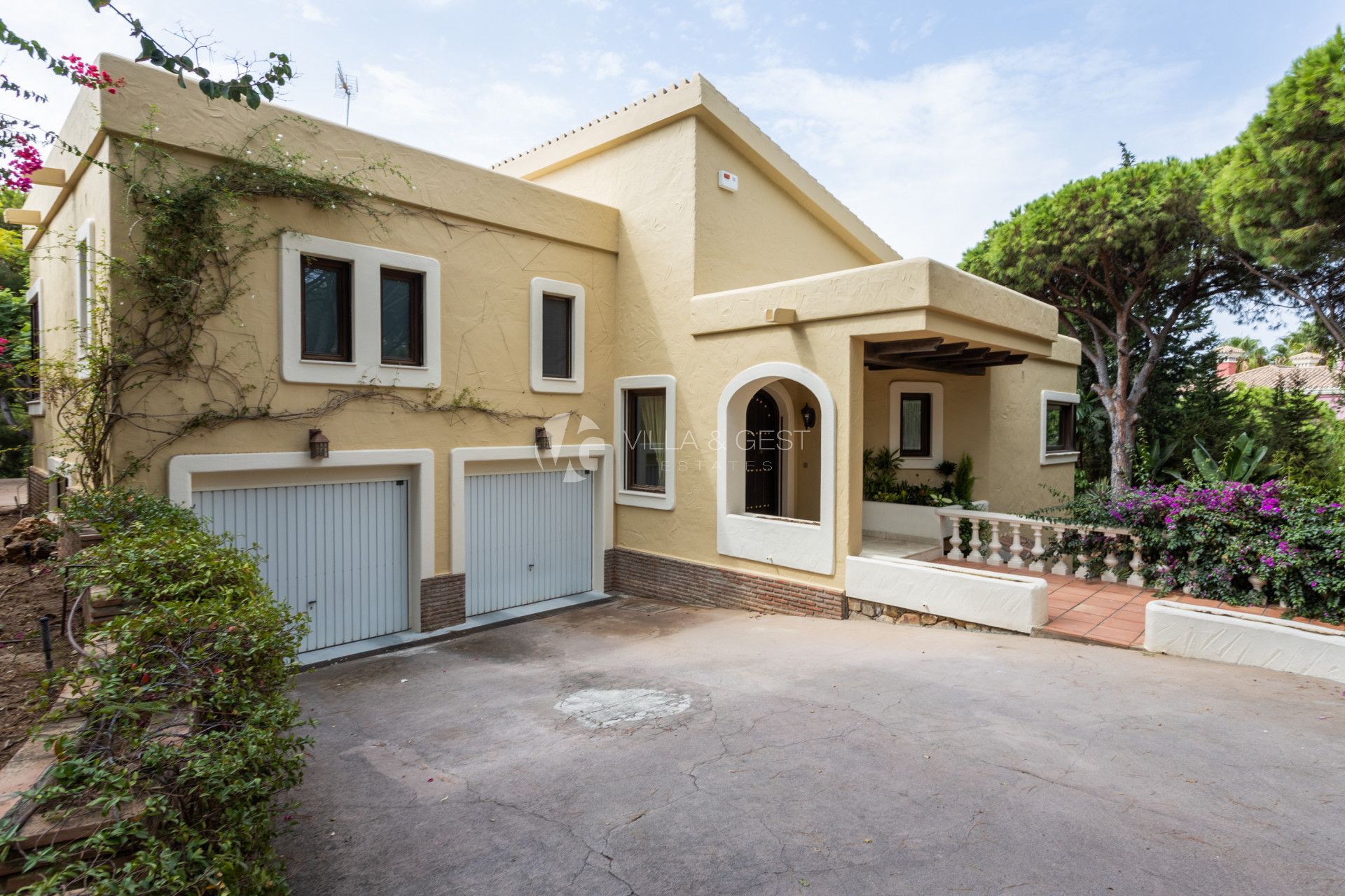 Estupenda  Villa en Calahonda, Mijas Costa, con amplia parcela.