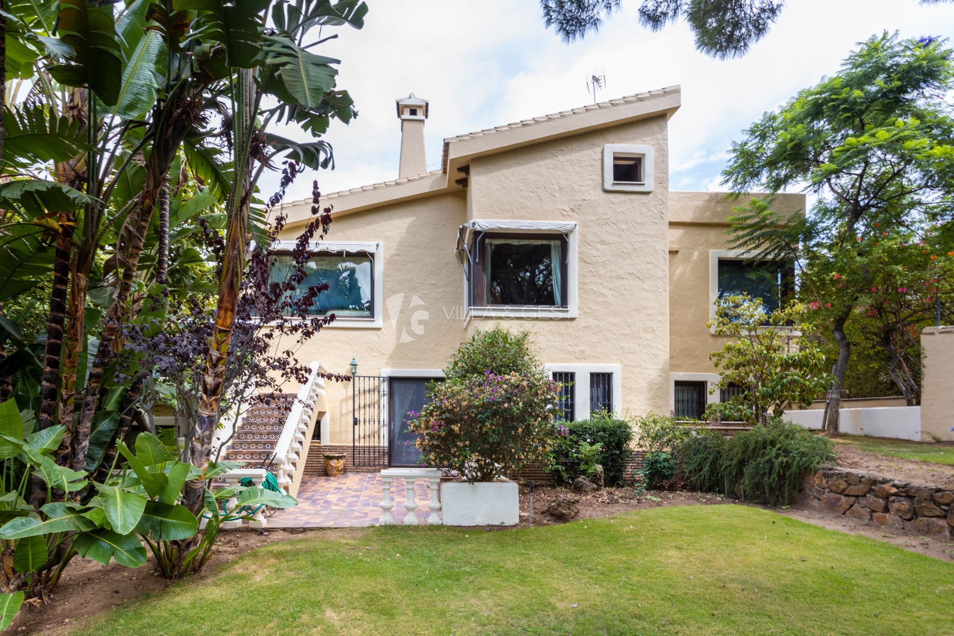 Estupenda  Villa en Calahonda, Mijas Costa, con amplia parcela.