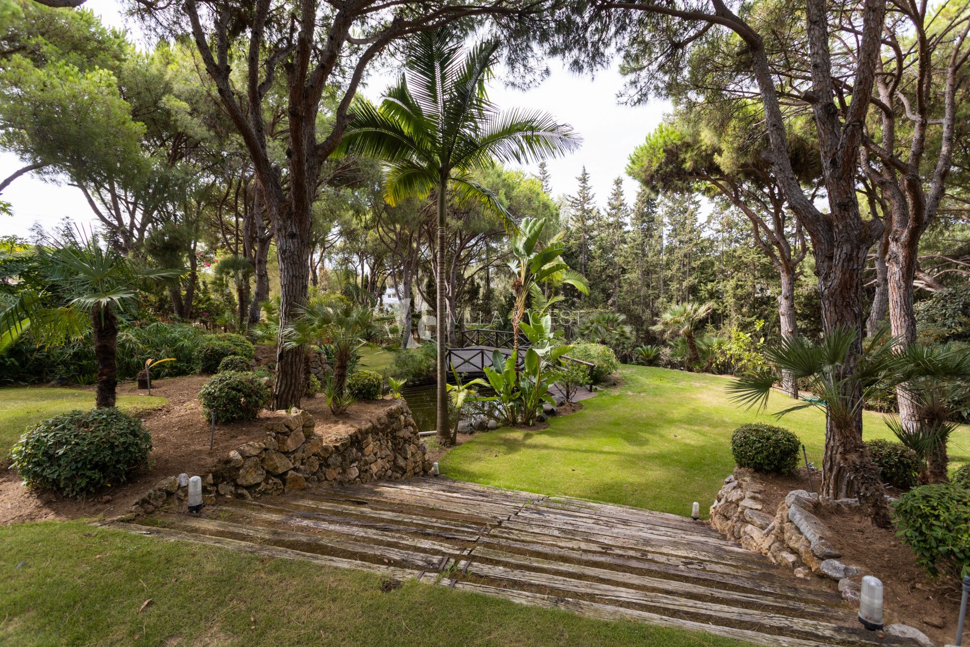 Estupenda  Villa en Calahonda, Mijas Costa, con amplia parcela.