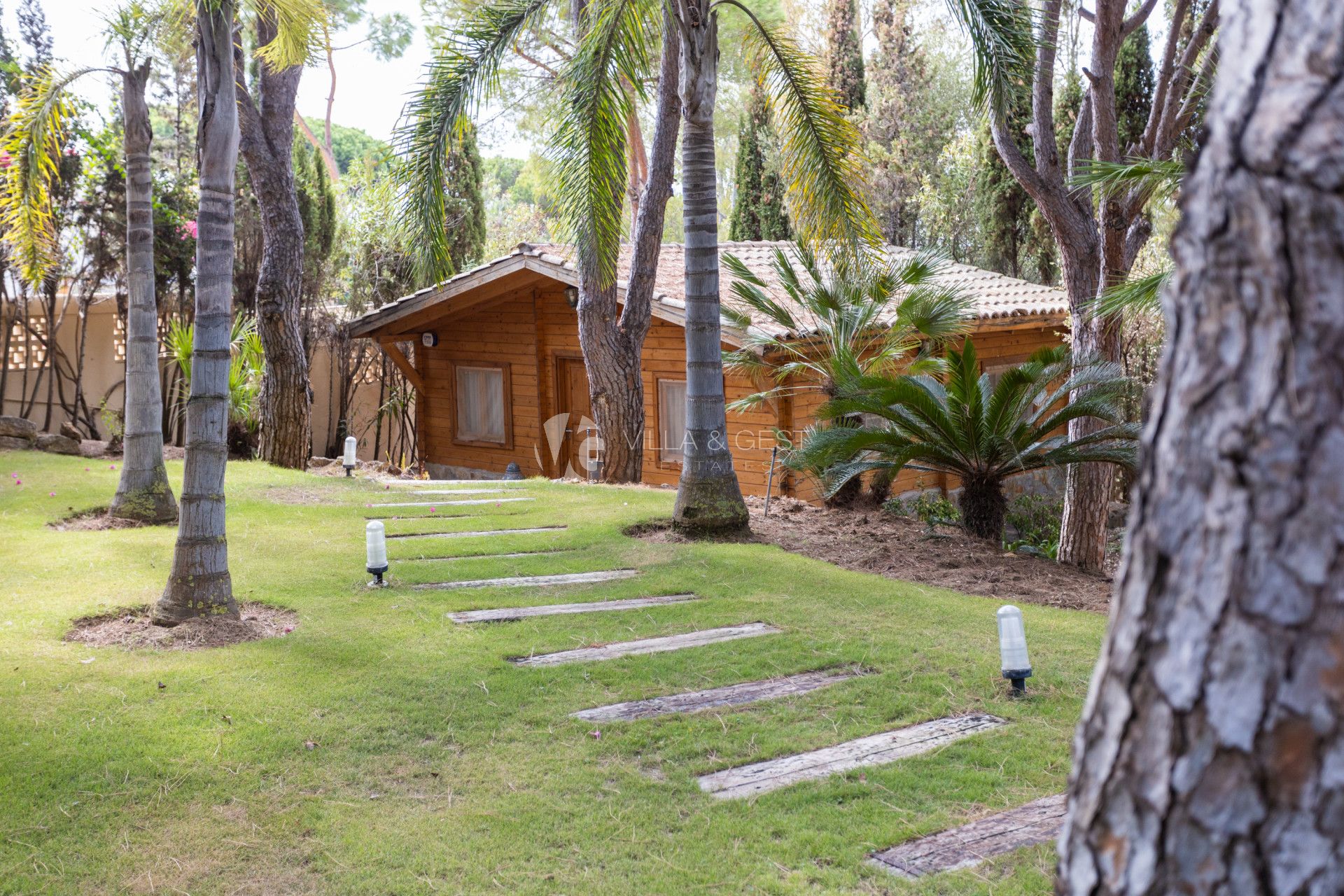Estupenda  Villa en Calahonda, Mijas Costa, con amplia parcela.