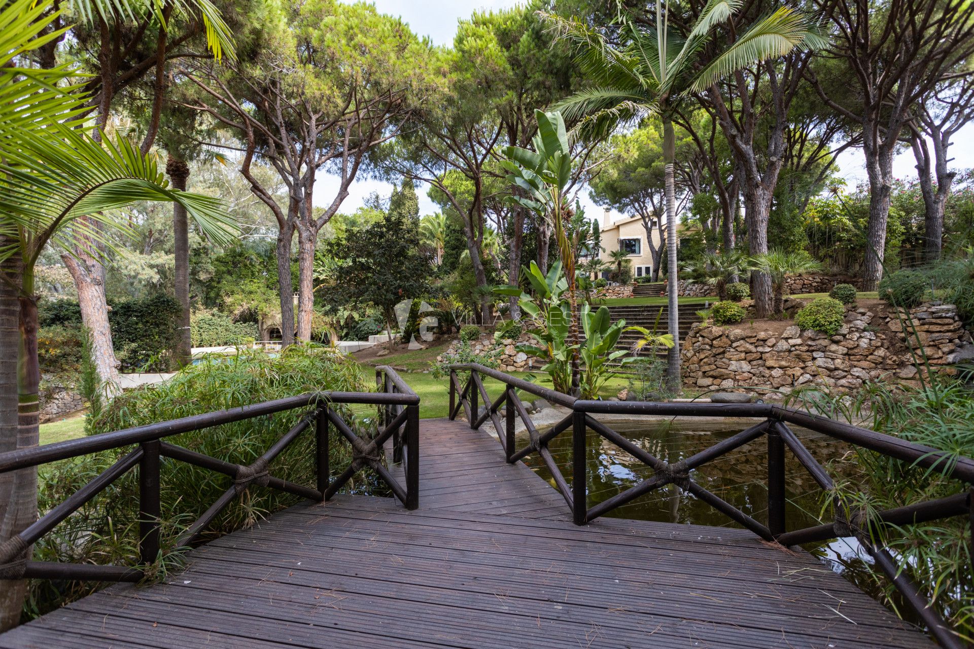 Estupenda  Villa en Calahonda, Mijas Costa, con amplia parcela.