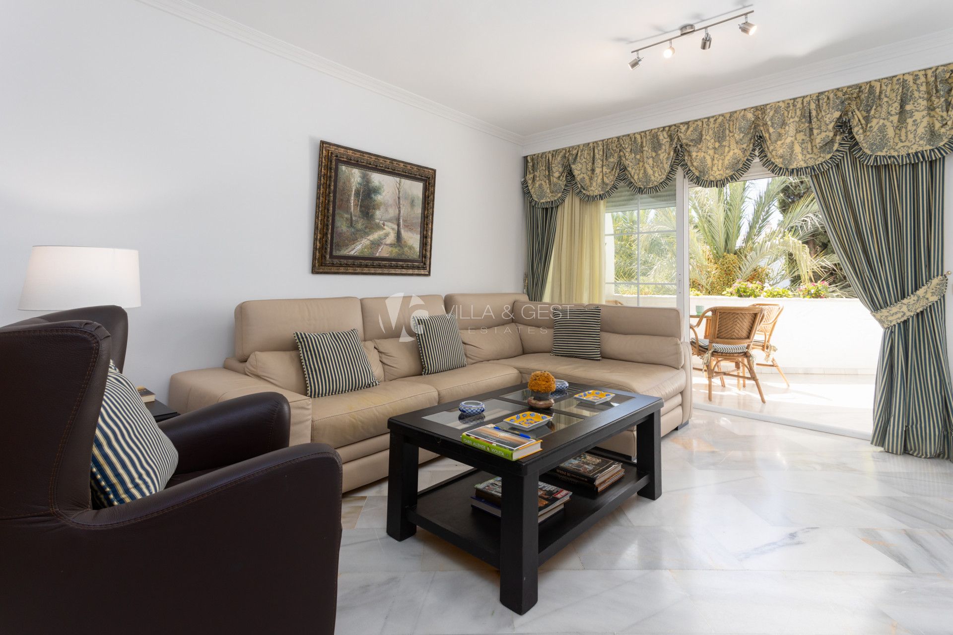 Estupendo apartamento en la Milla de Oro,  Marbella Real con orientacion sur.