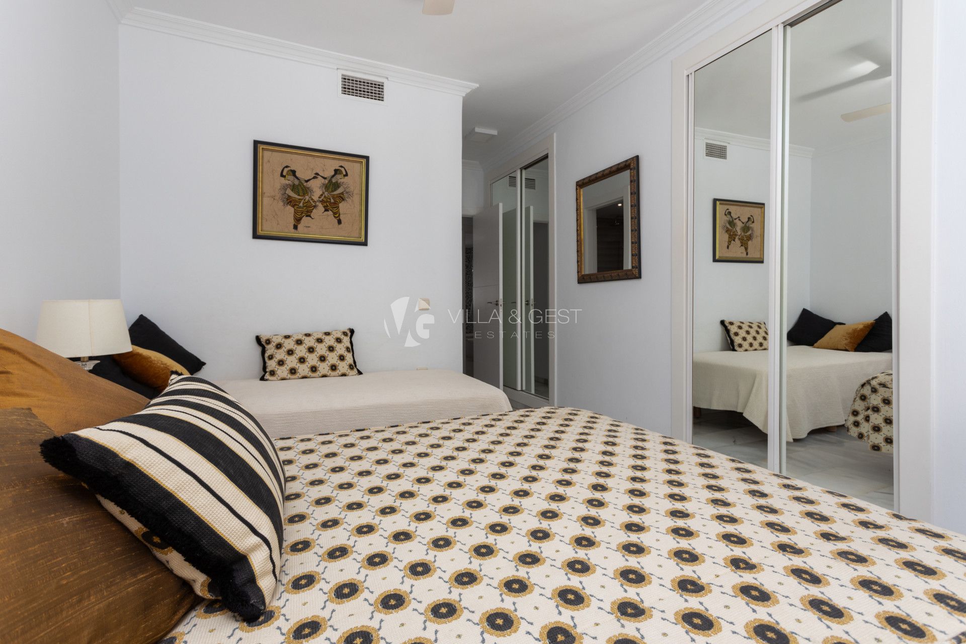 Estupendo apartamento en la Milla de Oro,  Marbella Real con orientacion sur.