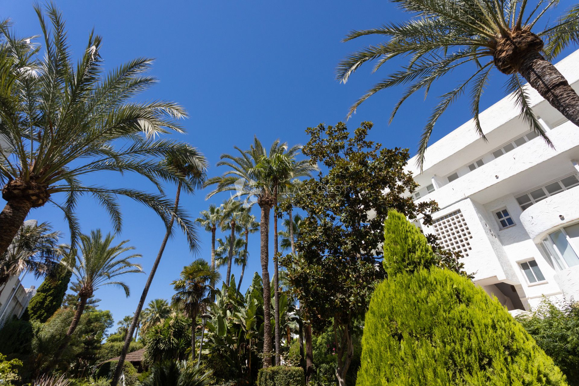 Estupendo apartamento en la Milla de Oro,  Marbella Real con orientacion sur.