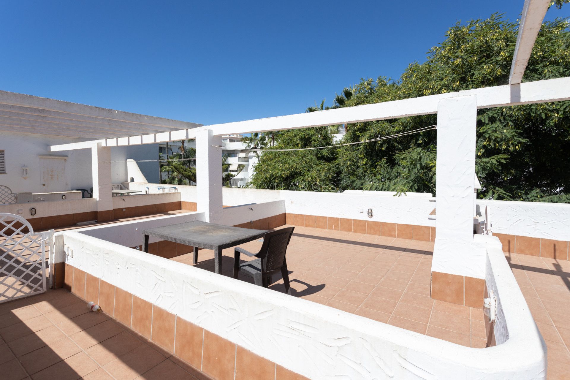 Estupendo apartamento en la Milla de Oro,  Marbella Real con orientacion sur.