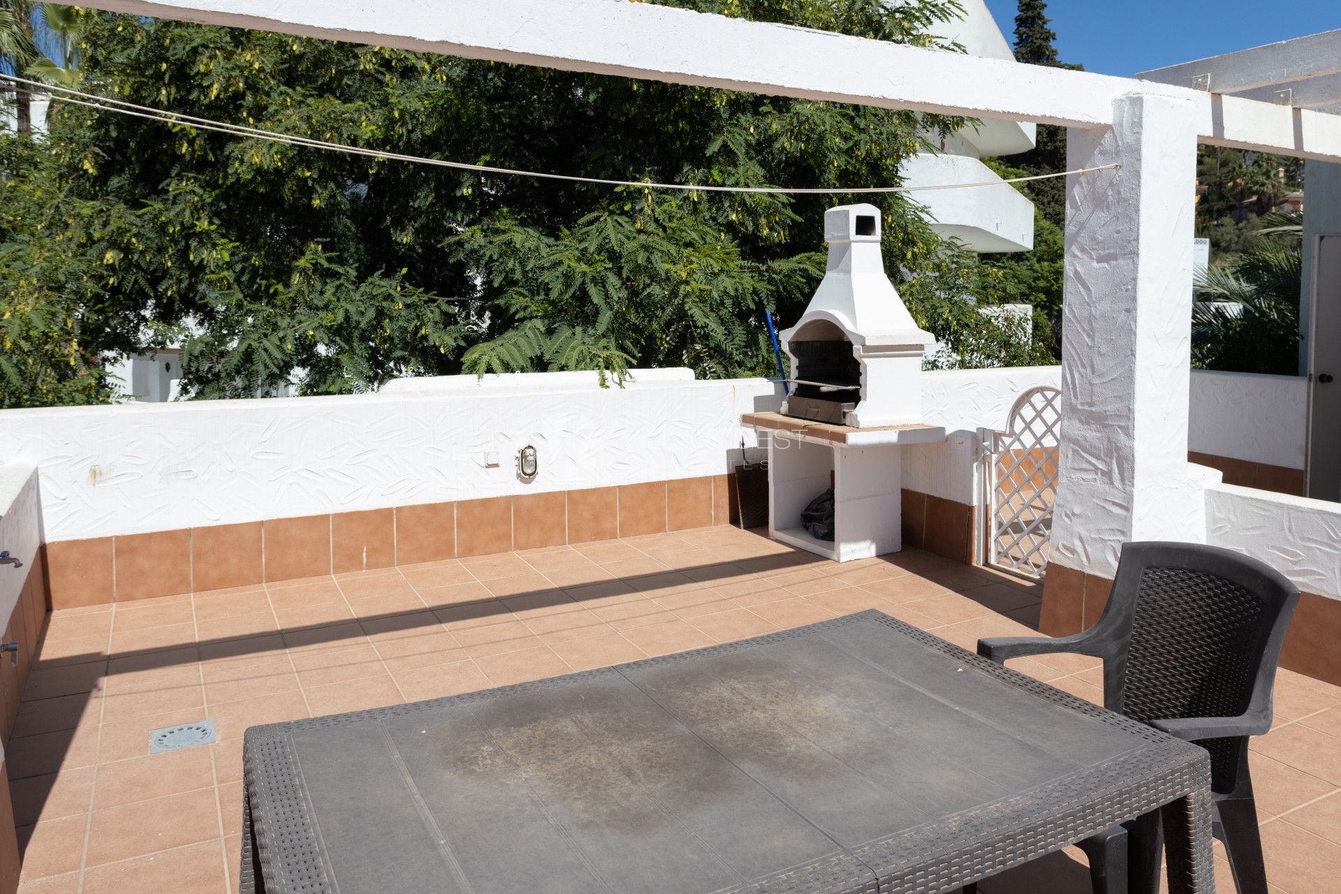 Estupendo apartamento en la Milla de Oro,  Marbella Real con orientacion sur.