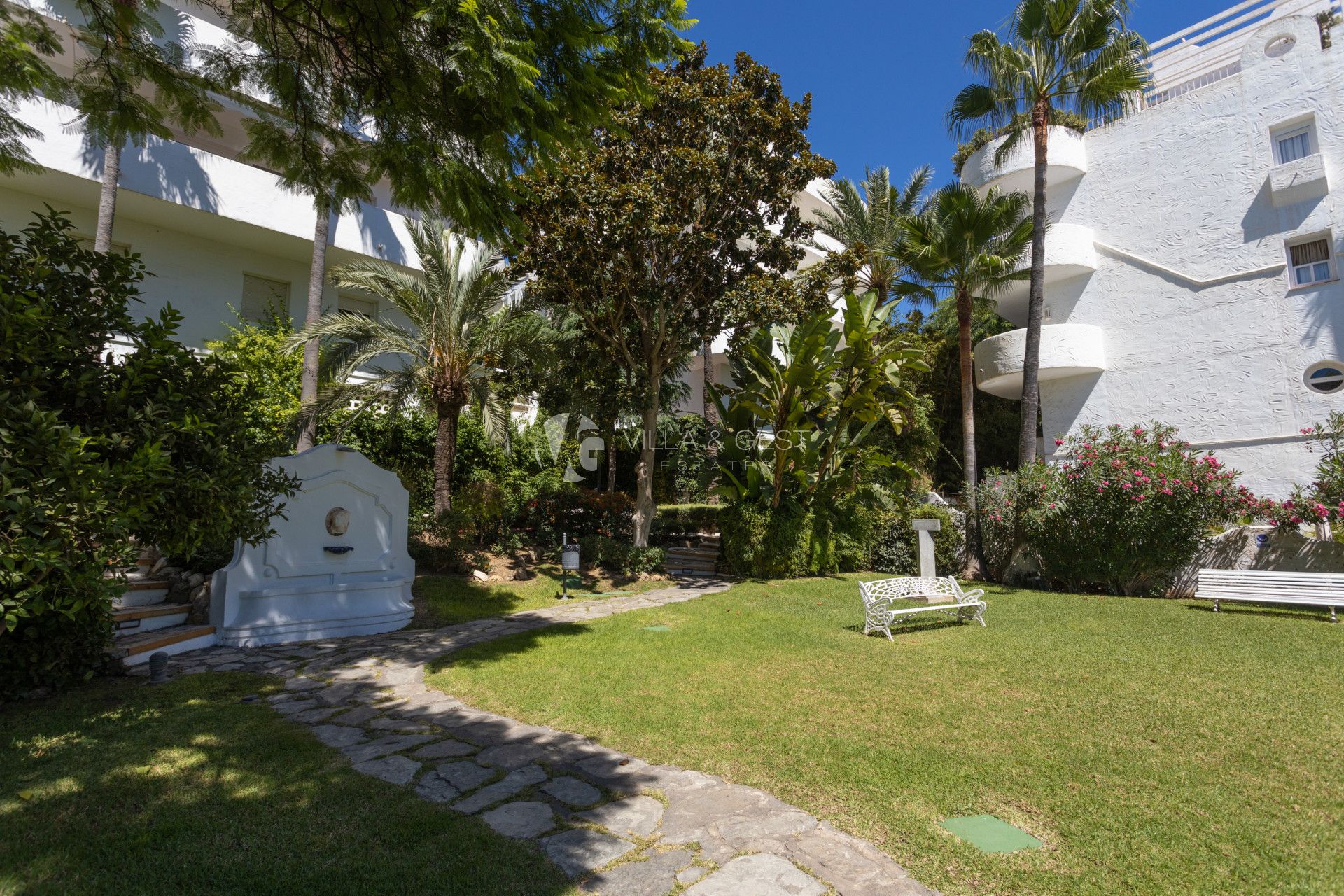 Estupendo apartamento en la Milla de Oro,  Marbella Real con orientacion sur.