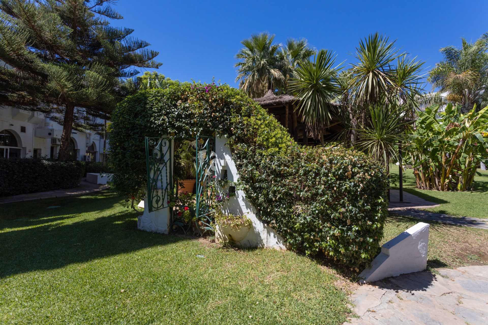 Estupendo apartamento en la Milla de Oro,  Marbella Real con orientacion sur.