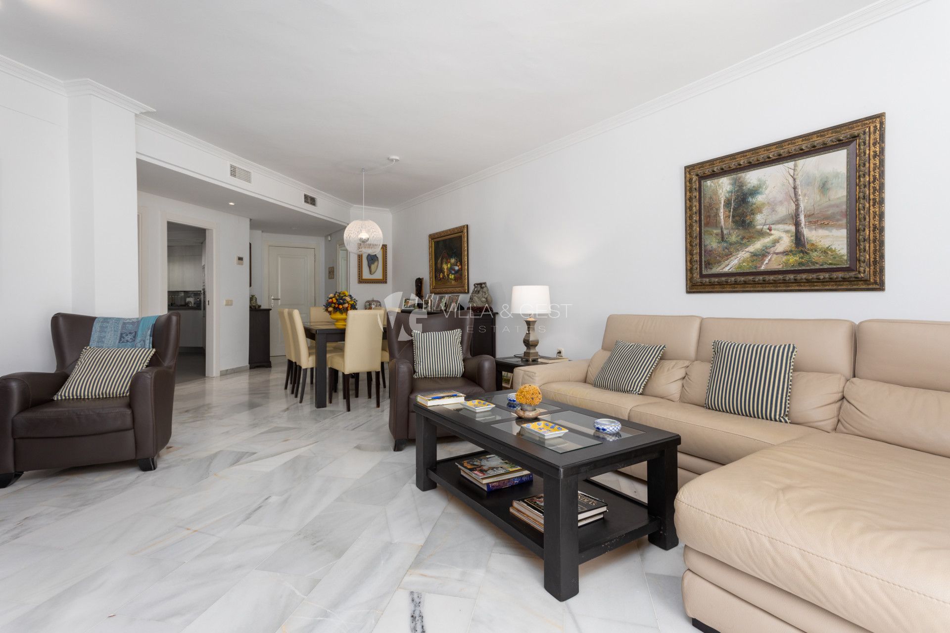 Estupendo apartamento en la Milla de Oro,  Marbella Real con orientacion sur.