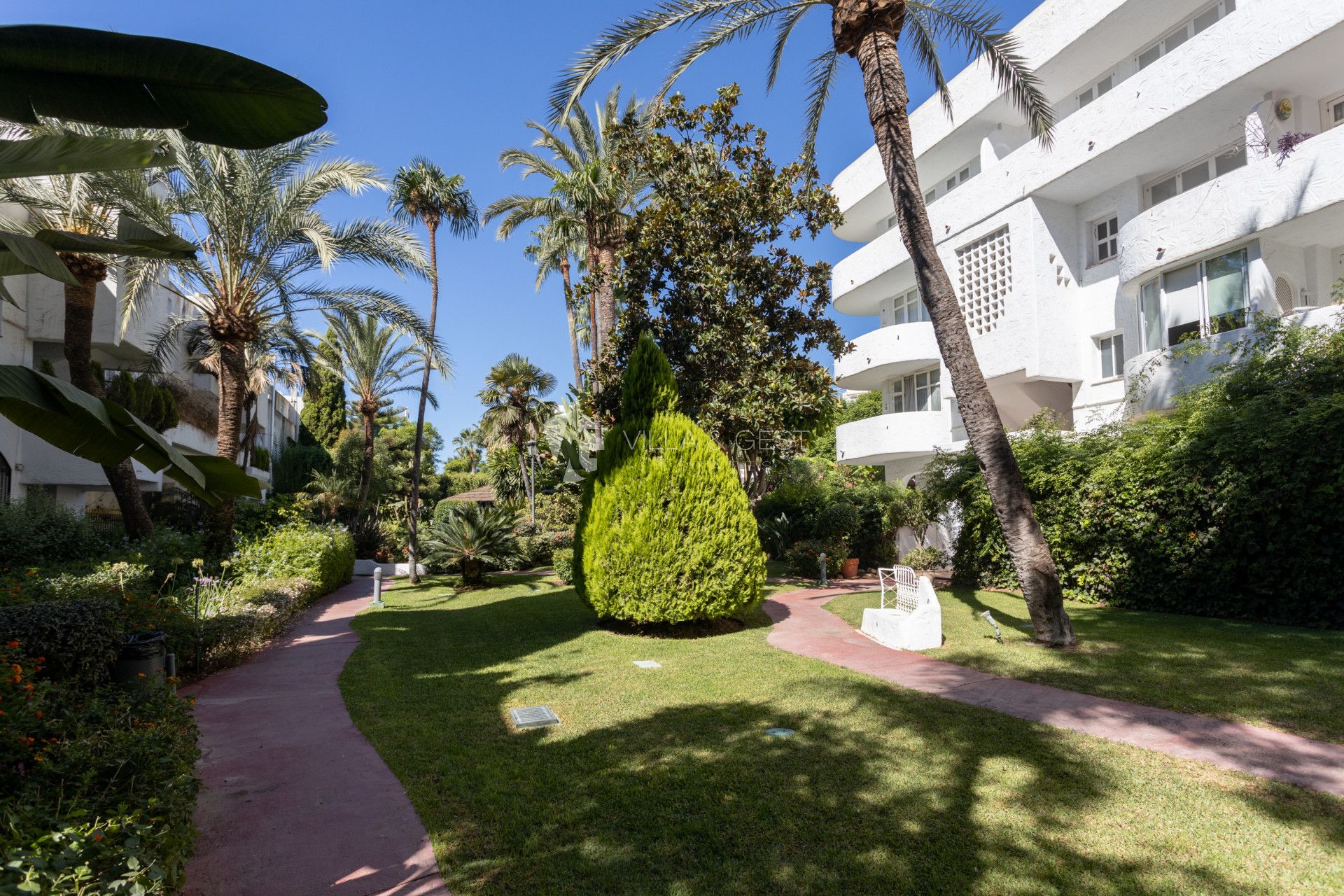 Estupendo apartamento en la Milla de Oro,  Marbella Real con orientacion sur.