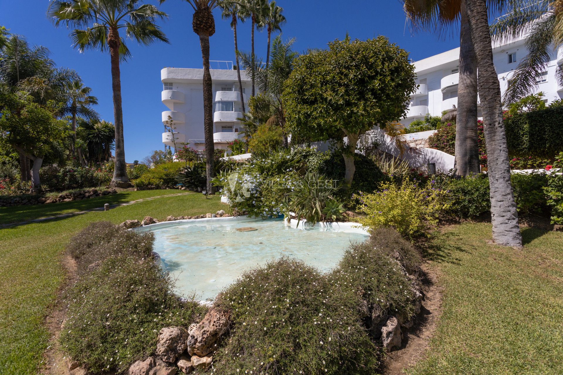 Estupendo apartamento en la Milla de Oro,  Marbella Real con orientacion sur.