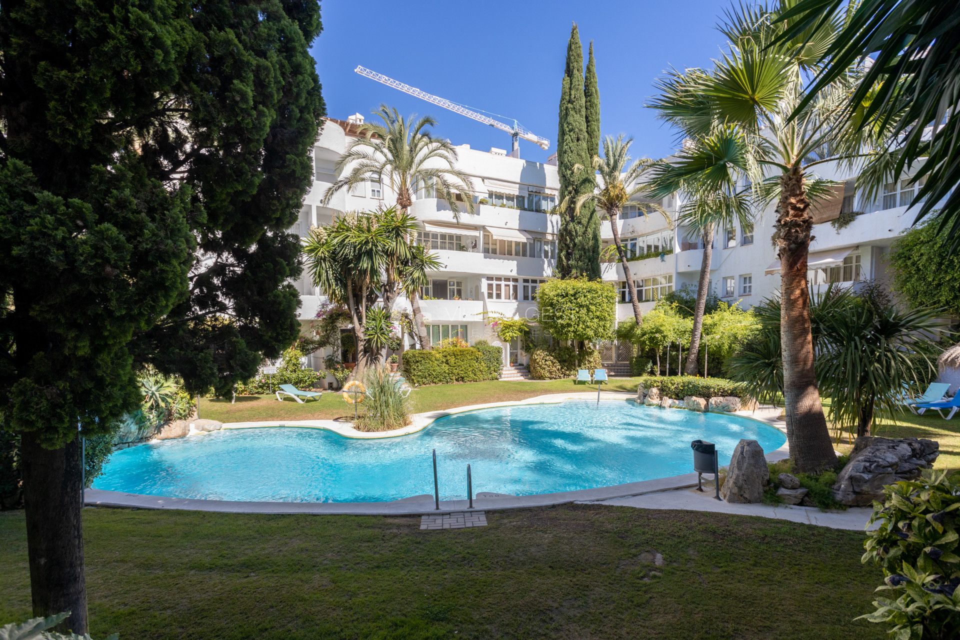 Estupendo apartamento en la Milla de Oro,  Marbella Real con orientacion sur.