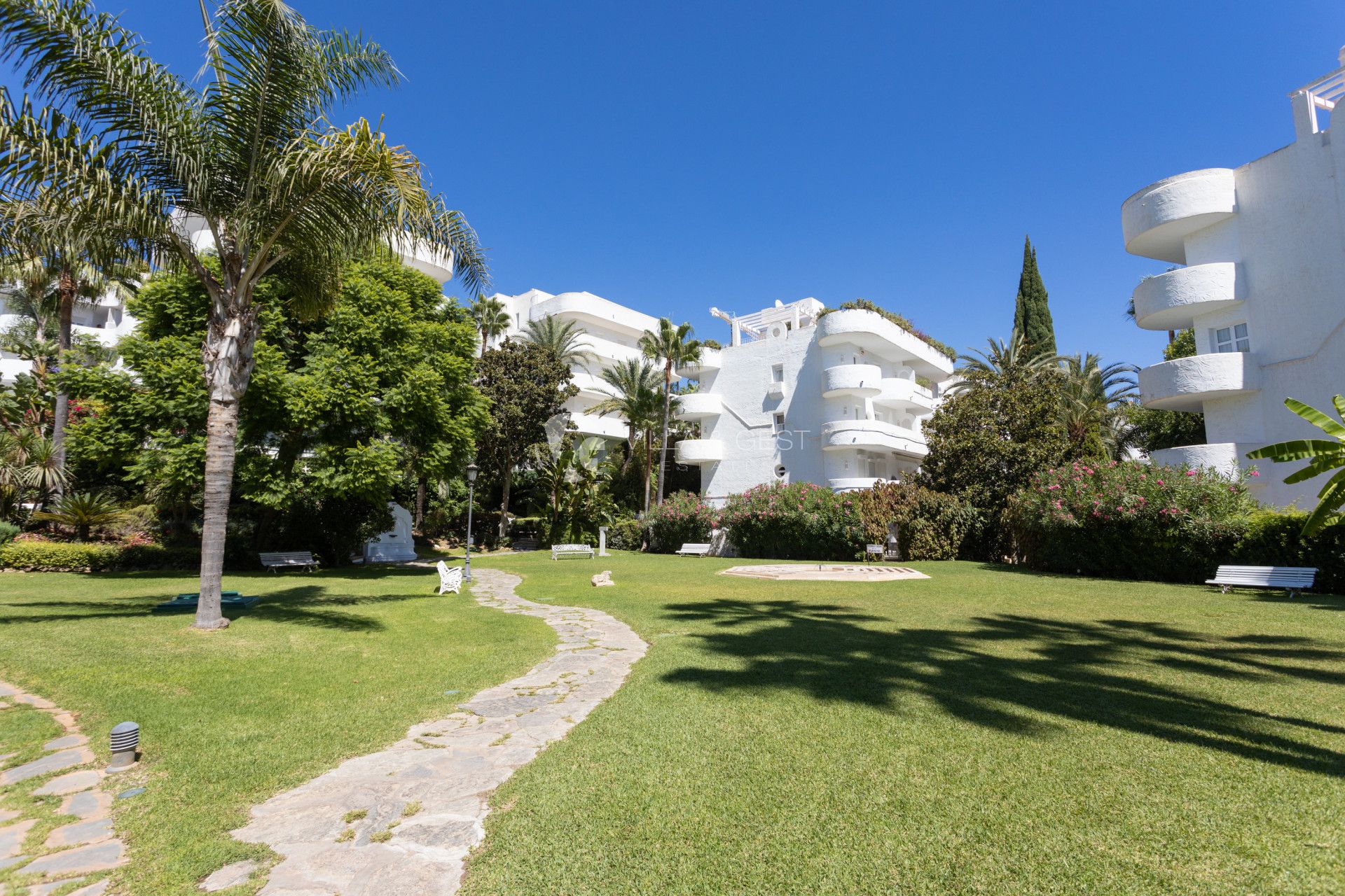 Estupendo apartamento en la Milla de Oro,  Marbella Real con orientacion sur.