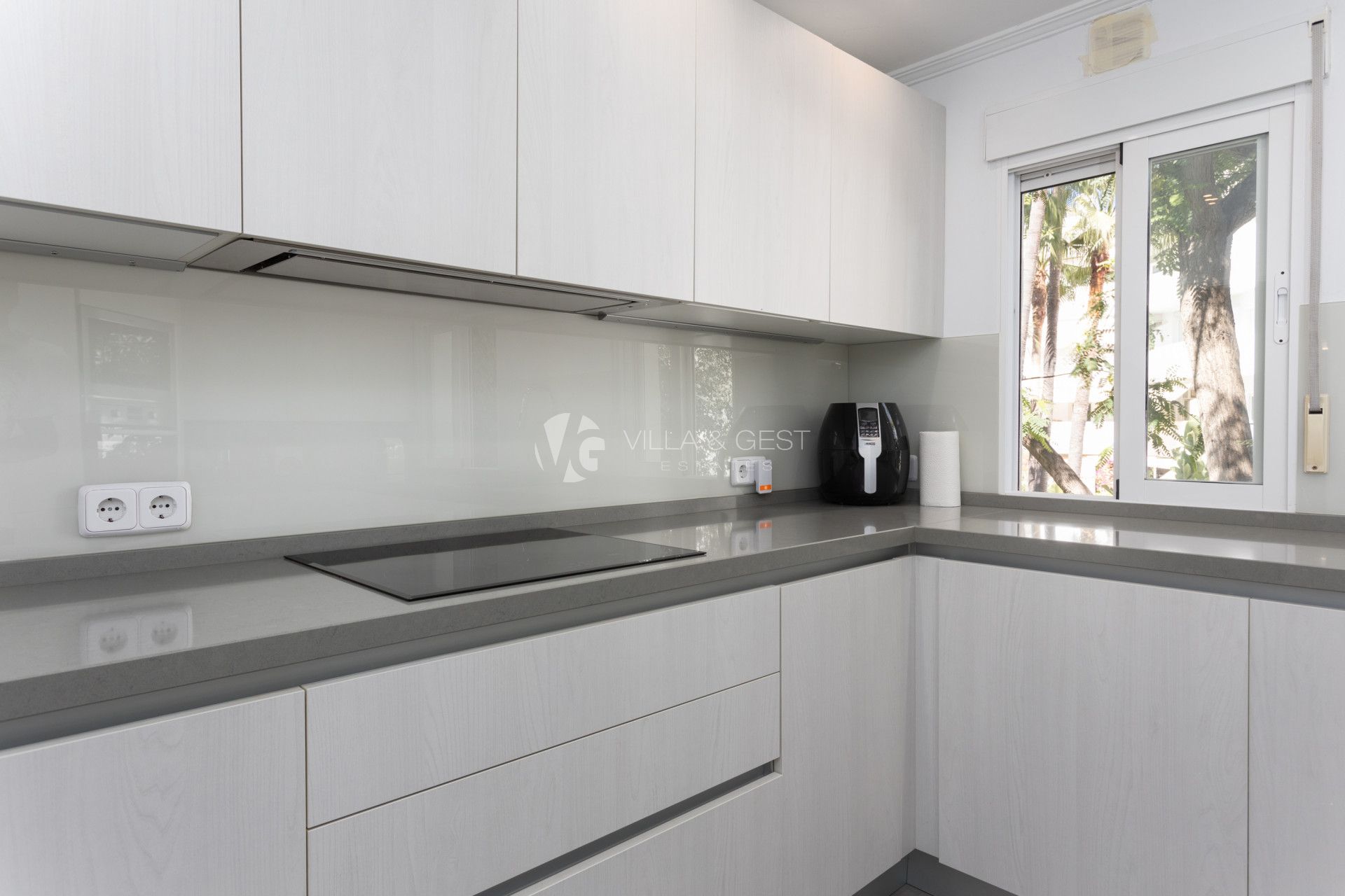 Estupendo apartamento en la Milla de Oro,  Marbella Real con orientacion sur.