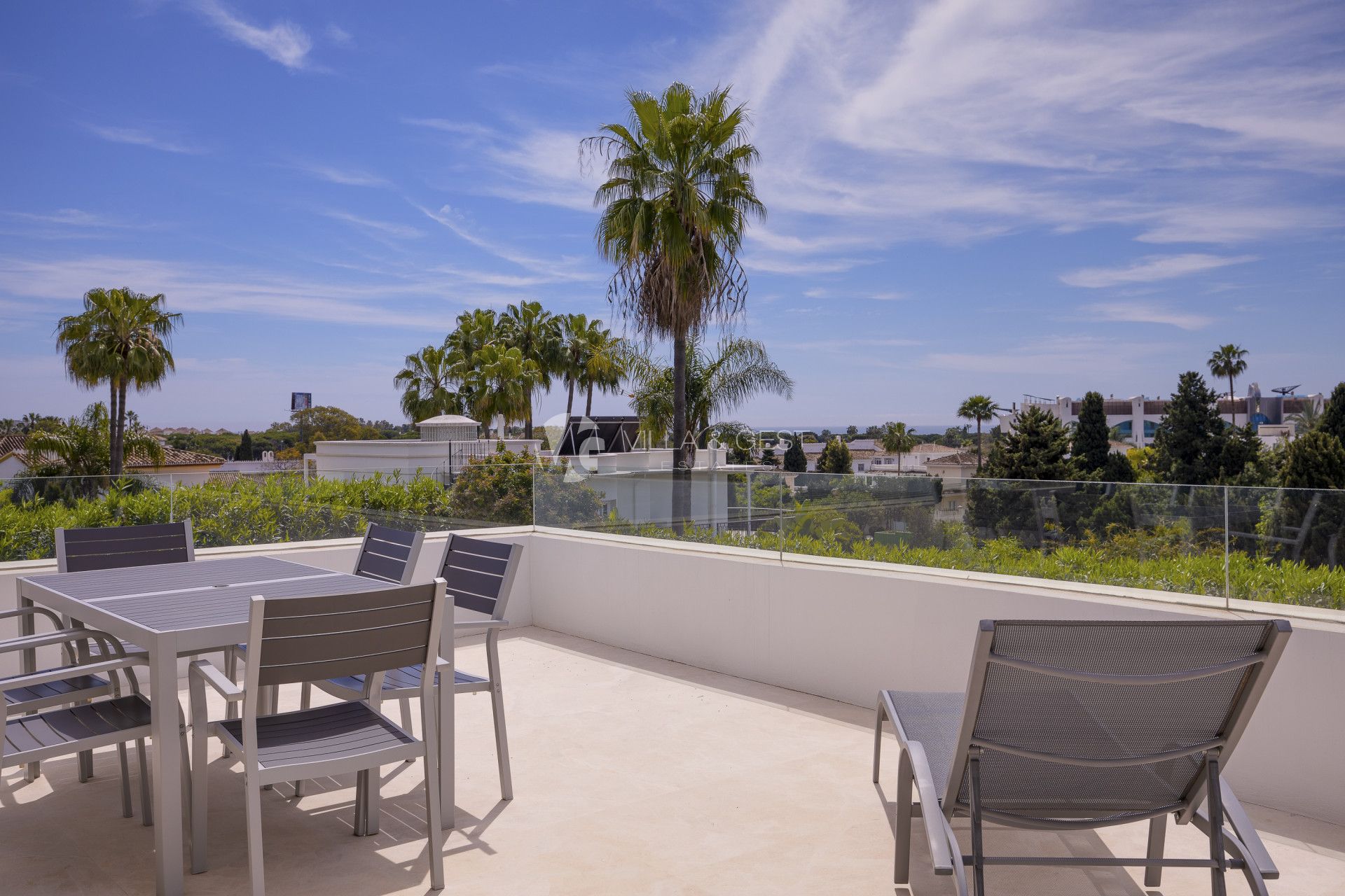 Villa Contemporánea en la Nueva Milla de Oro Muy Privada con Vistas al Mar