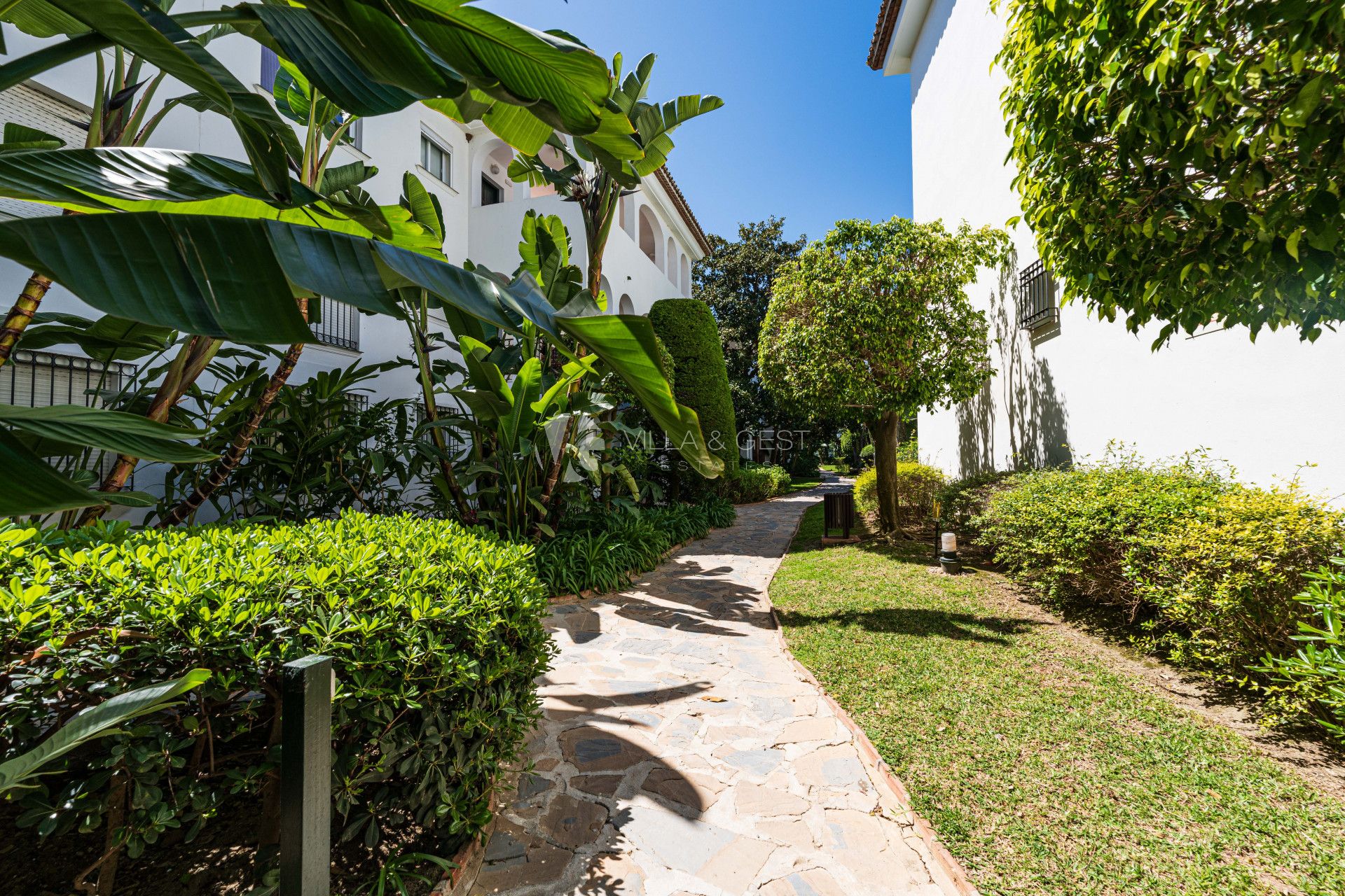 Spacious renovated 2-bedroom apartment in beachfront development on the New Golden Mile