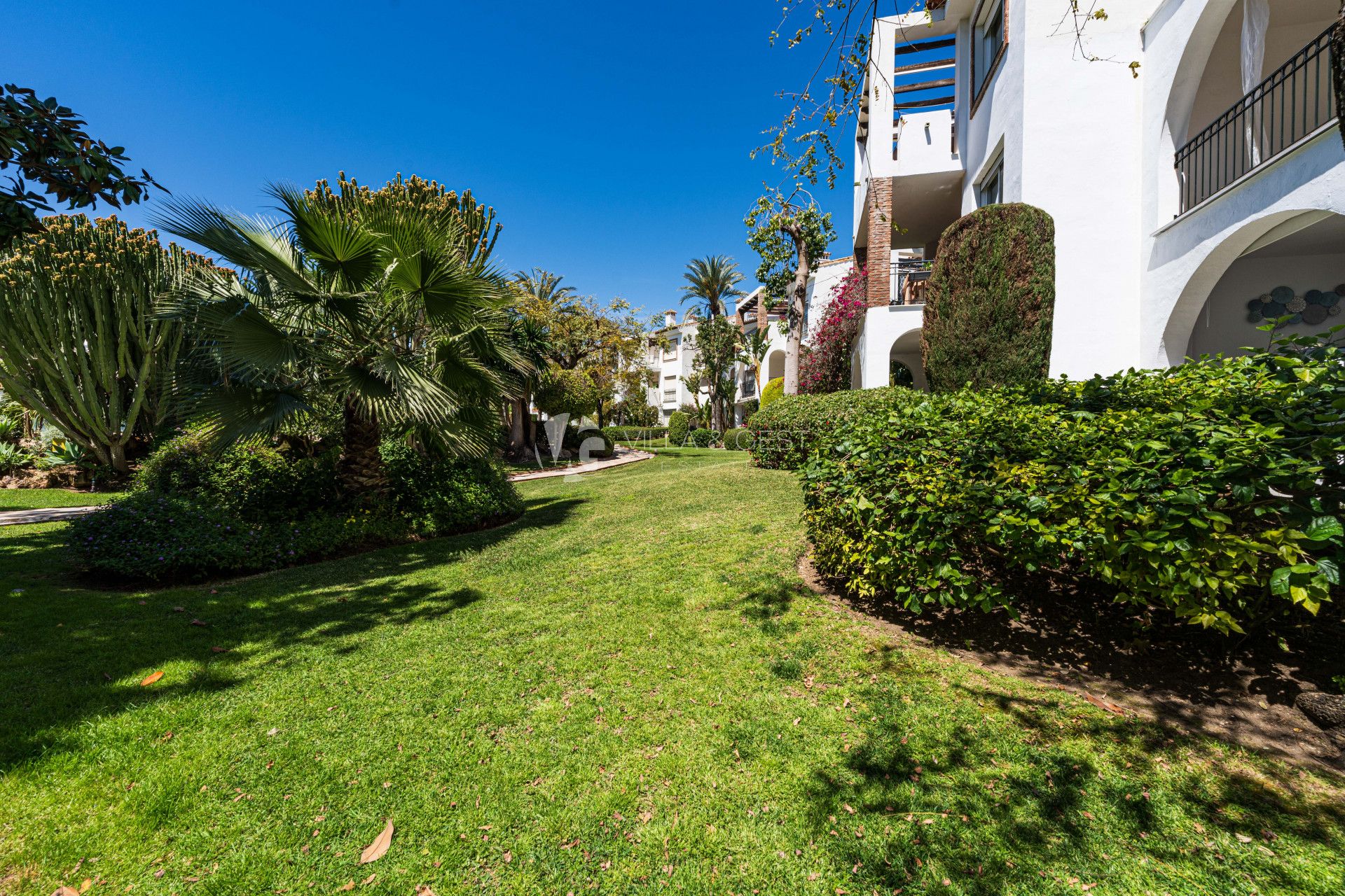 Spacious renovated 2-bedroom apartment in beachfront development on the New Golden Mile