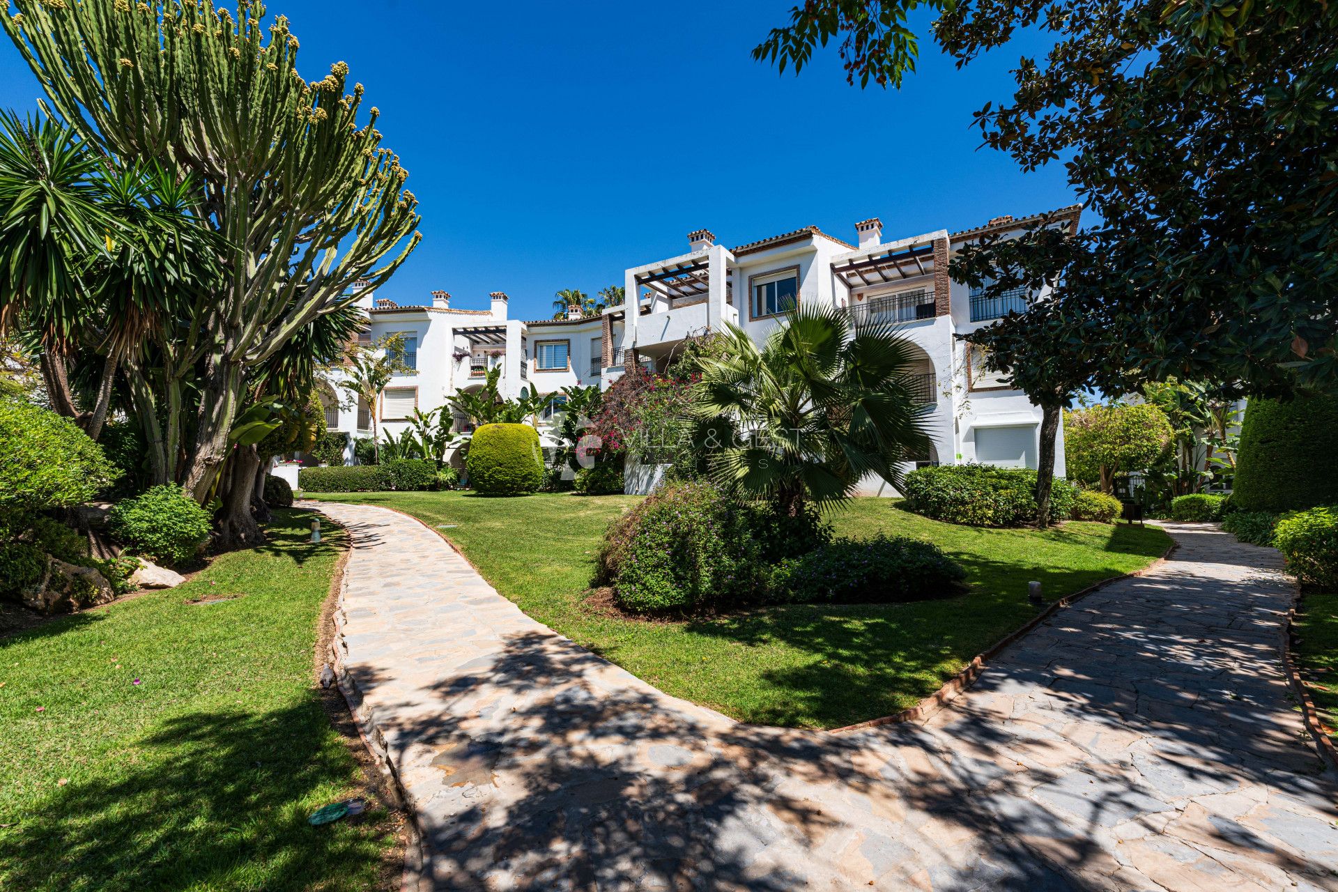 Spacious renovated 2-bedroom apartment in beachfront development on the New Golden Mile