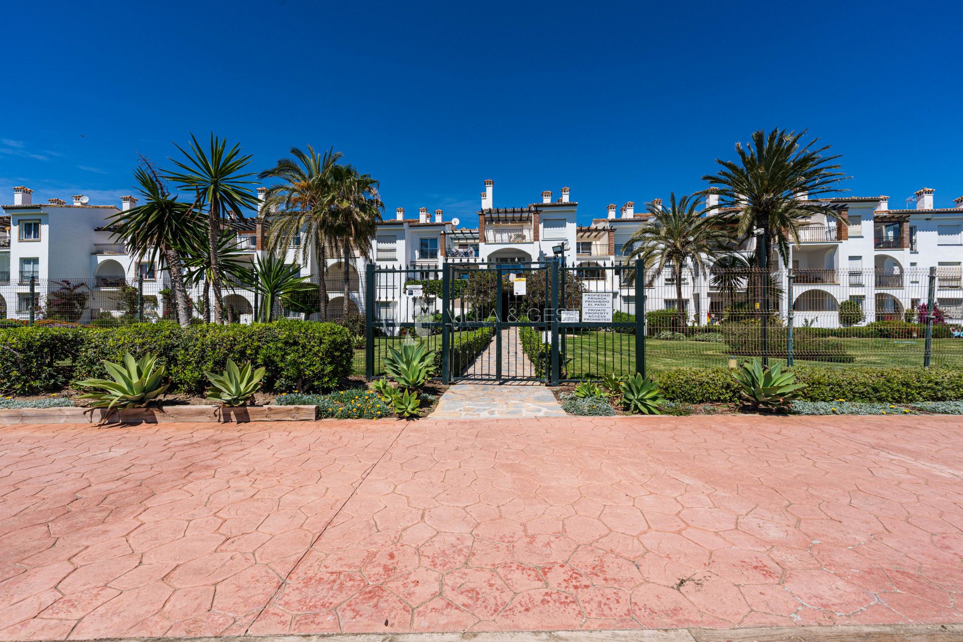 Amplio apartamento reformado de 2 dormitorios en urbanización frente al mar en la Nueva Milla de Oro