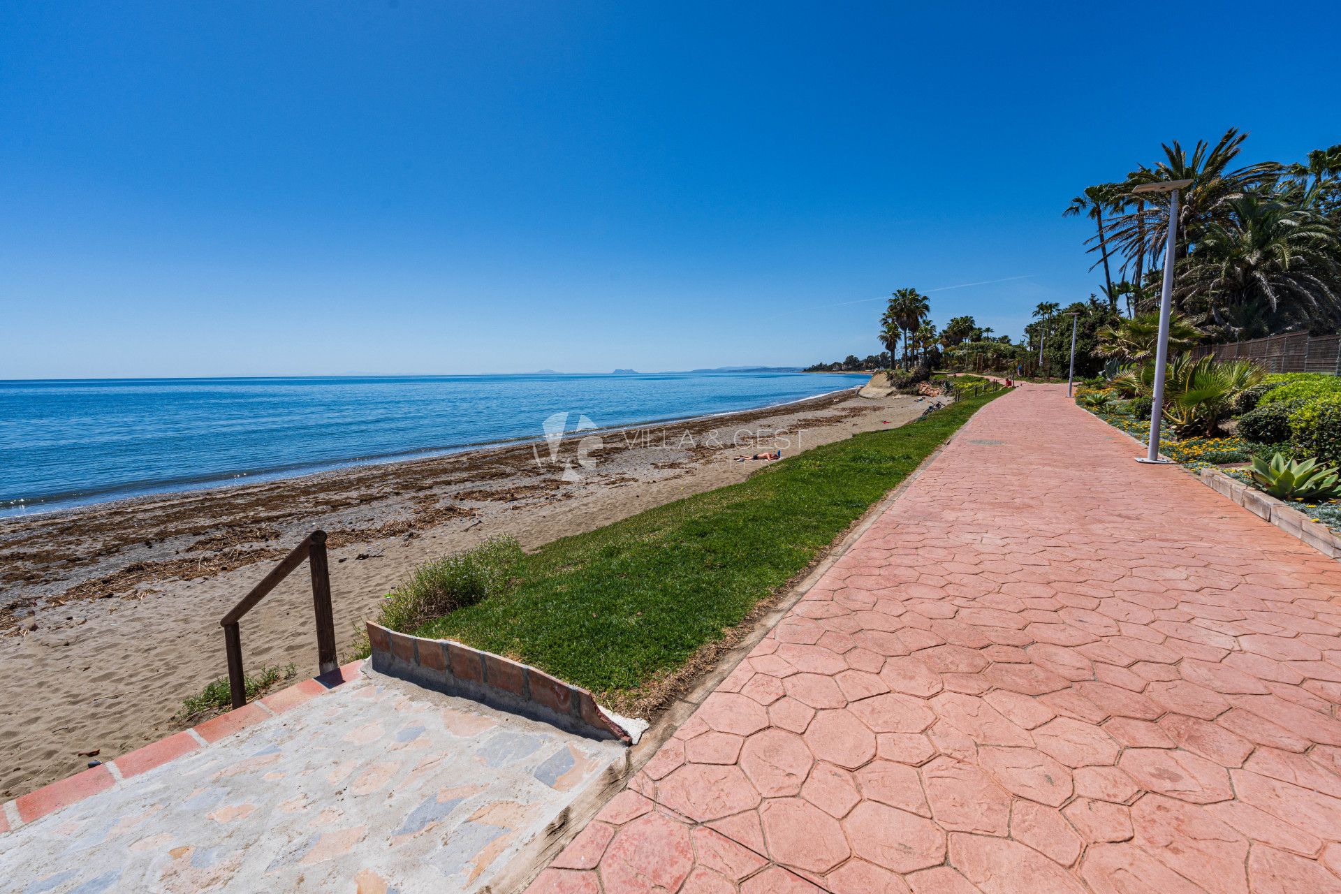 Amplio apartamento reformado de 2 dormitorios en urbanización frente al mar en la Nueva Milla de Oro