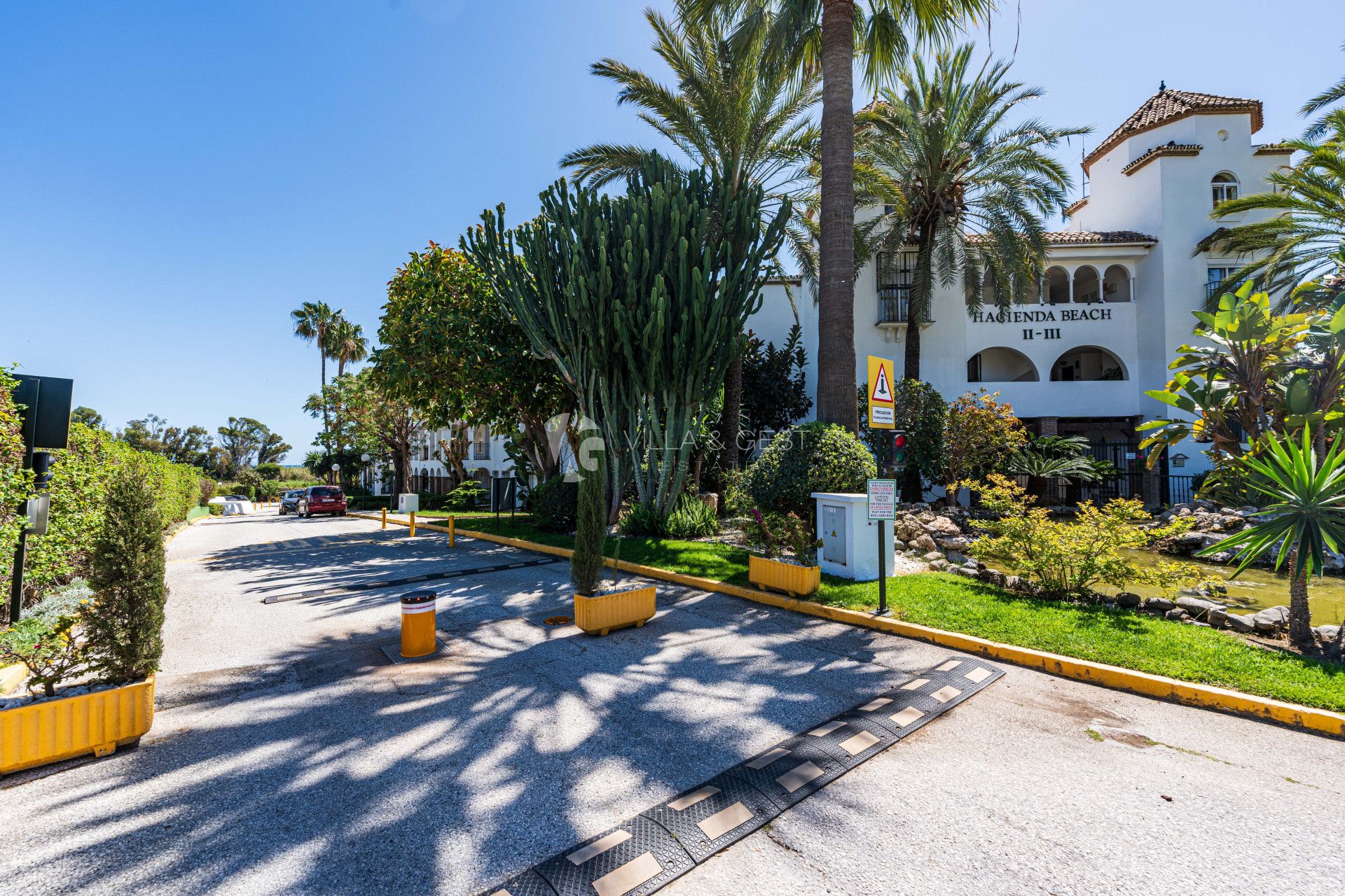 Spacious renovated 2-bedroom apartment in beachfront development on the New Golden Mile