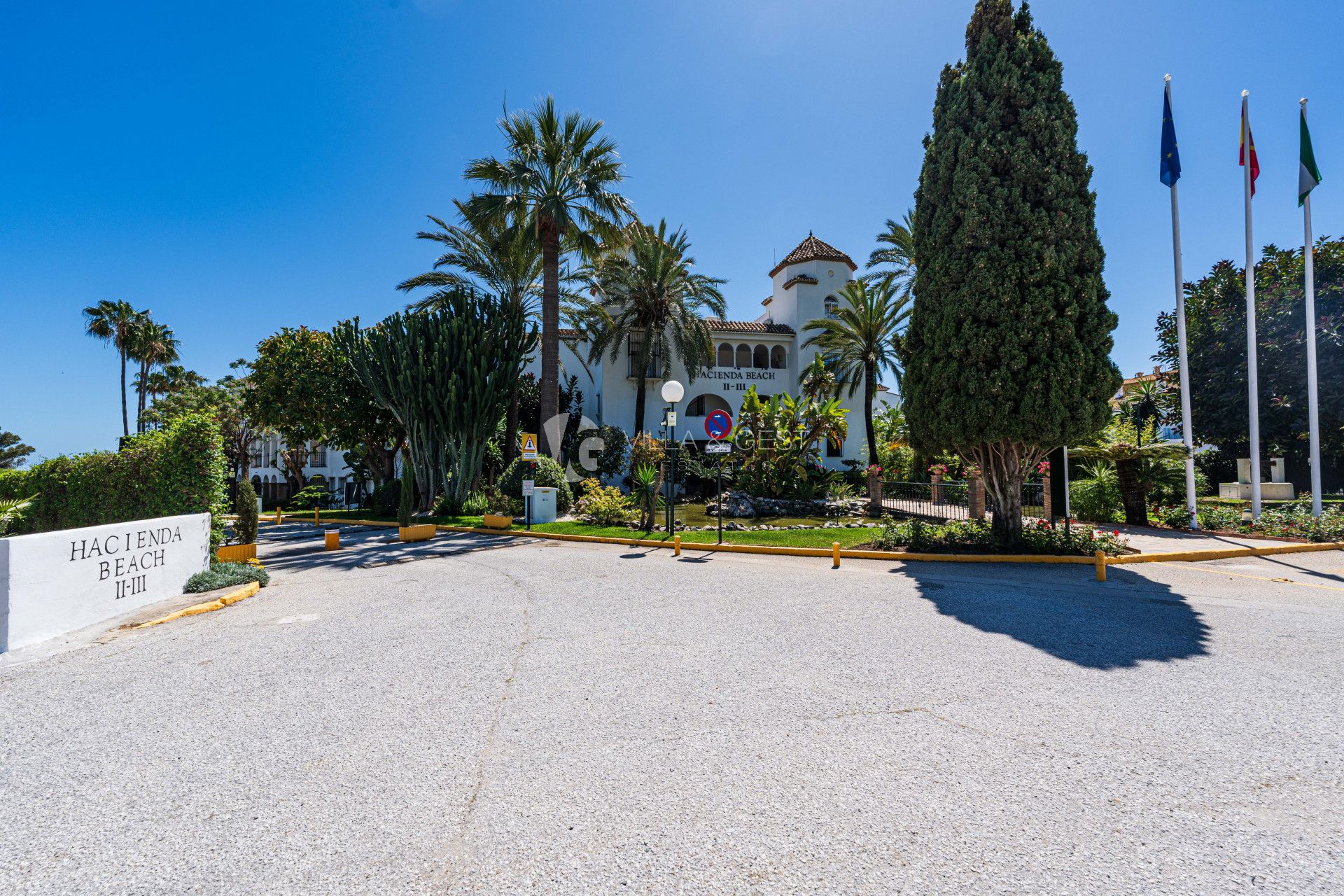 Spacious renovated 2-bedroom apartment in beachfront development on the New Golden Mile