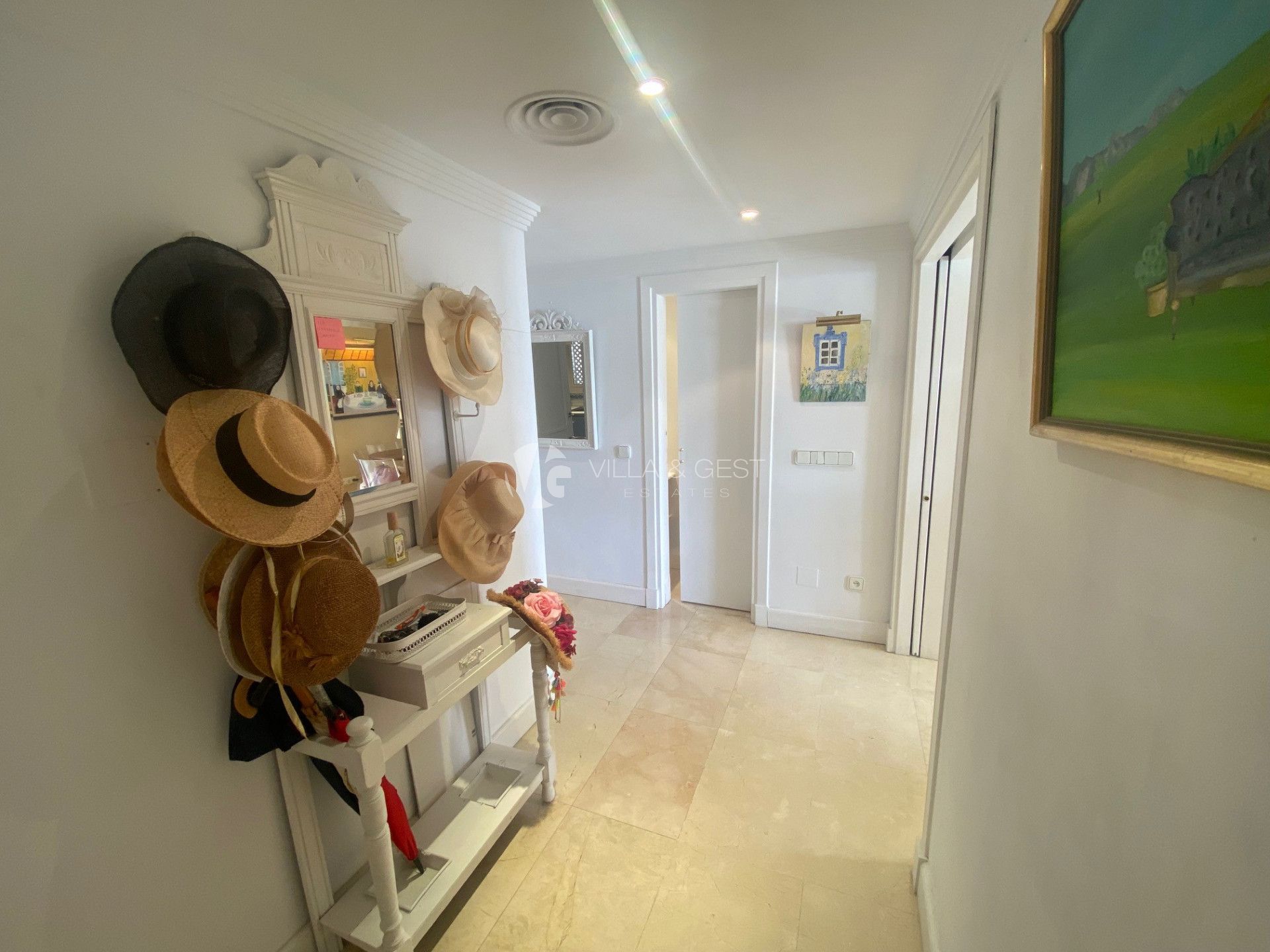 Exclusivo Apartamento de 3 Dormitorios en Marbella Golden Mile con Vistas y Excelente Ubicación