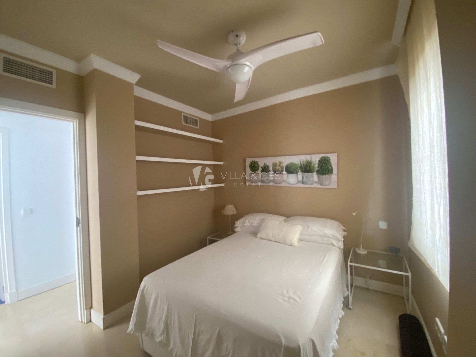 Exclusivo Apartamento de 3 Dormitorios en Marbella Golden Mile con Vistas y Excelente Ubicación