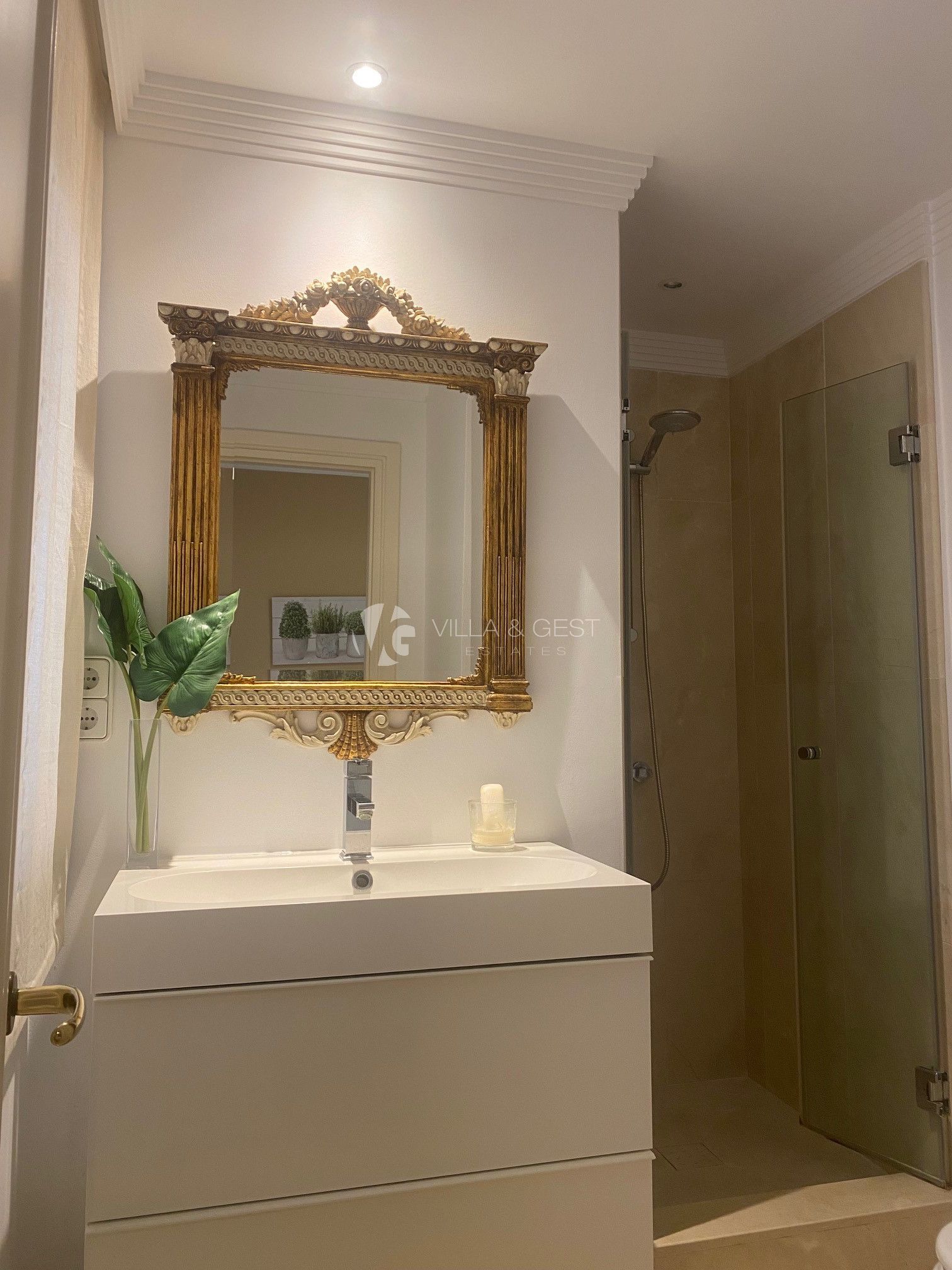 Exclusivo Apartamento de 3 Dormitorios en Marbella Golden Mile con Vistas y Excelente Ubicación