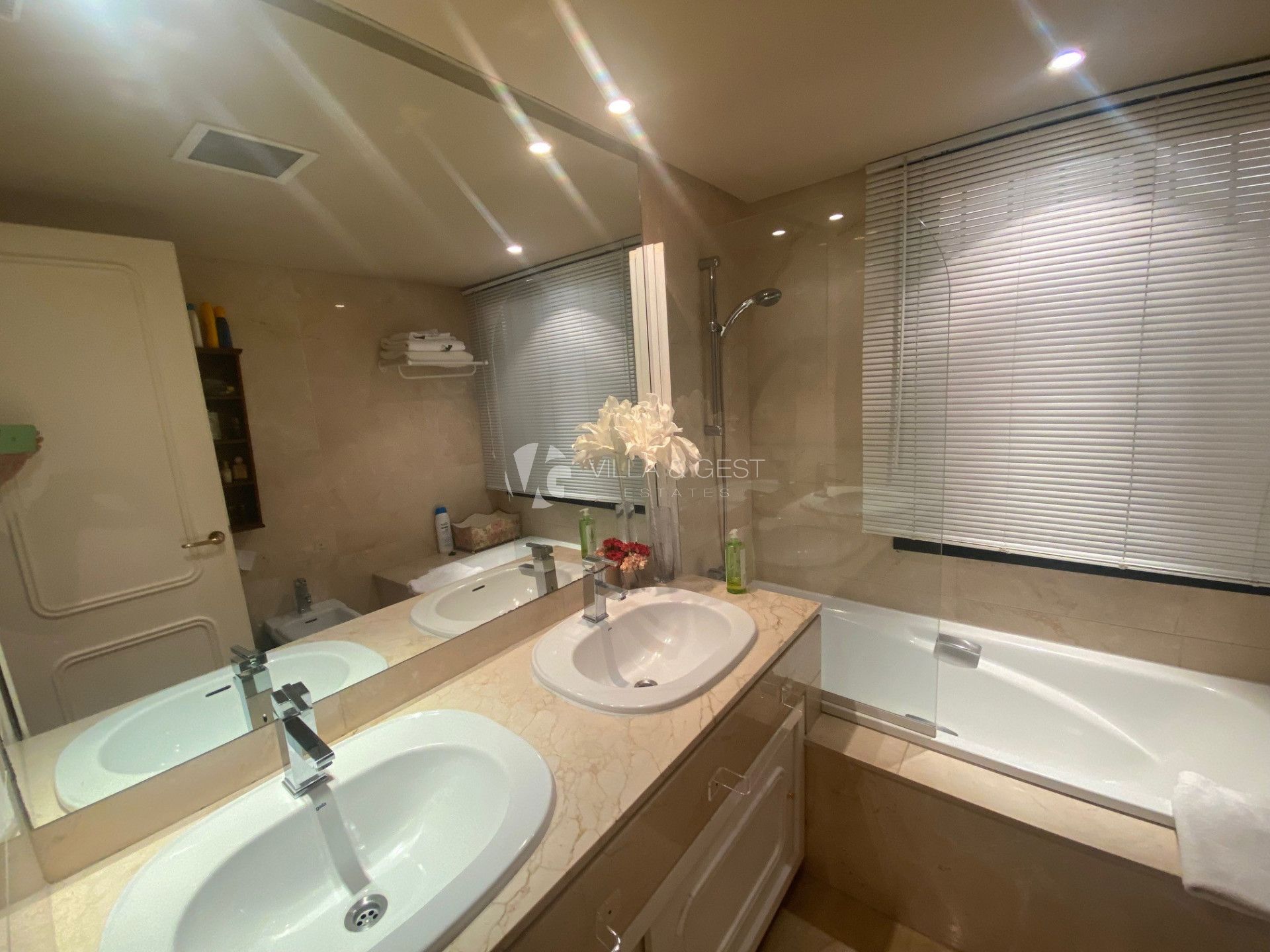 Exclusivo Apartamento de 3 Dormitorios en Marbella Golden Mile con Vistas y Excelente Ubicación