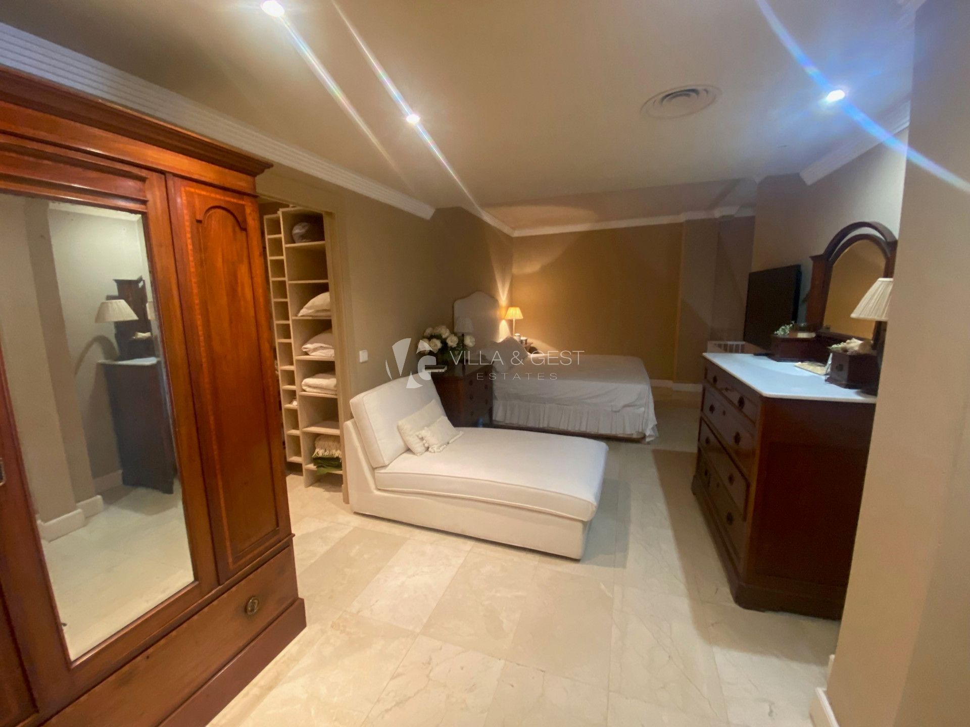 Exclusivo Apartamento de 3 Dormitorios en Marbella Golden Mile con Vistas y Excelente Ubicación