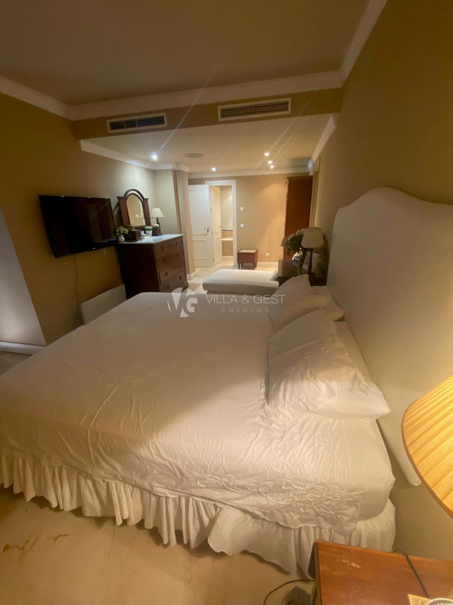 Exclusivo Apartamento de 3 Dormitorios en Marbella Golden Mile con Vistas y Excelente Ubicación