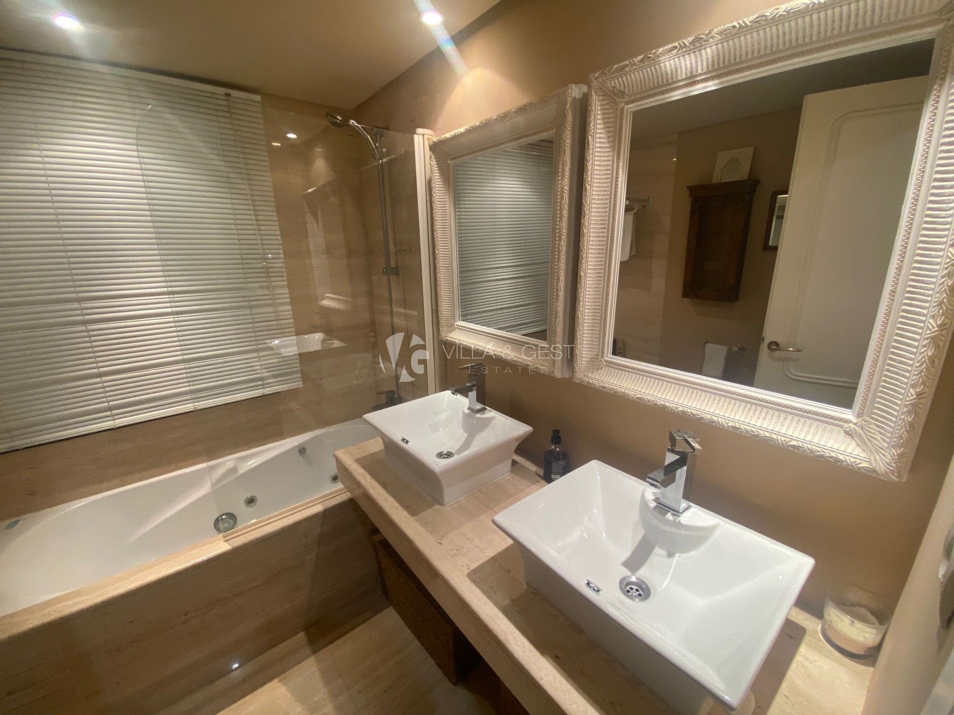 Exclusivo Apartamento de 3 Dormitorios en Marbella Golden Mile con Vistas y Excelente Ubicación