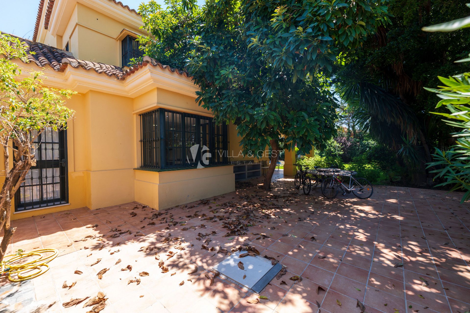 Elegant Andalusian-Style Villa – Guadalmina Baja, Just 500m from the Beach