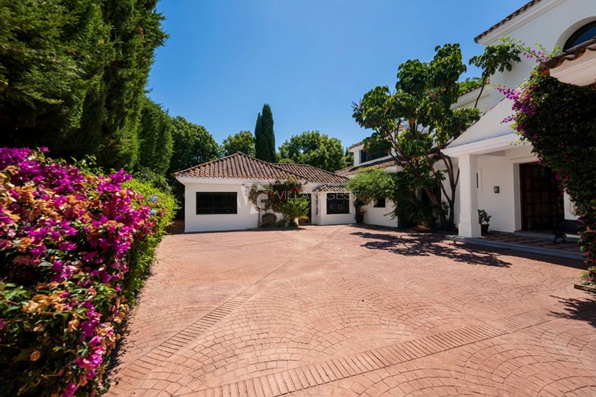 Elegant Andalusian-Style Villa – Guadalmina Baja, Just 500m from the Beach
